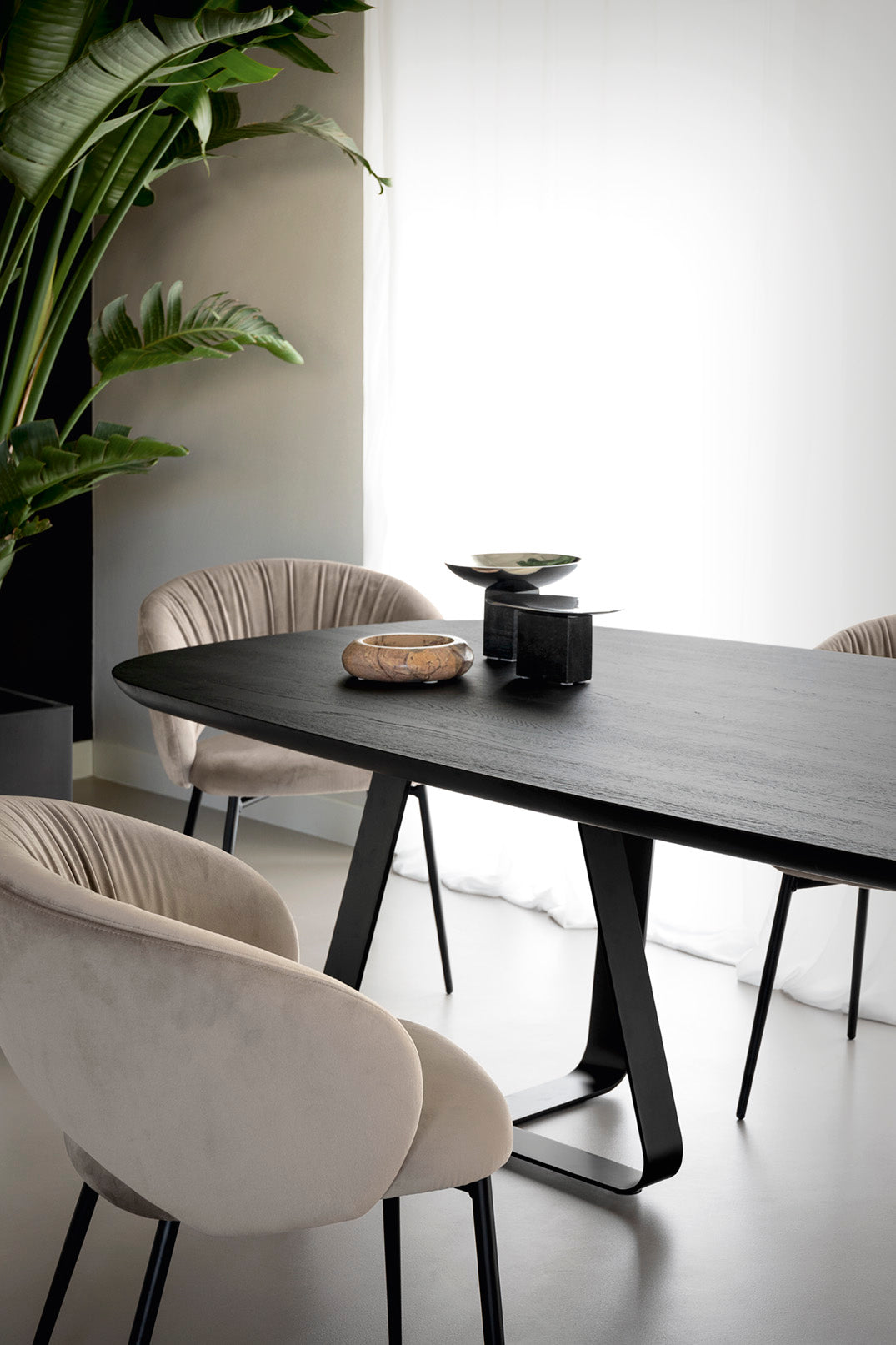 Čalouněné křeslo ANIME s béžovým kovovým podstavcem