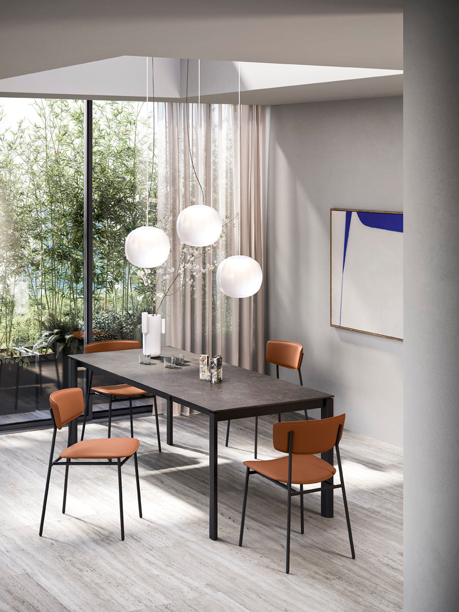 Čalouněné křeslo FIFTIES s černým podstavcem