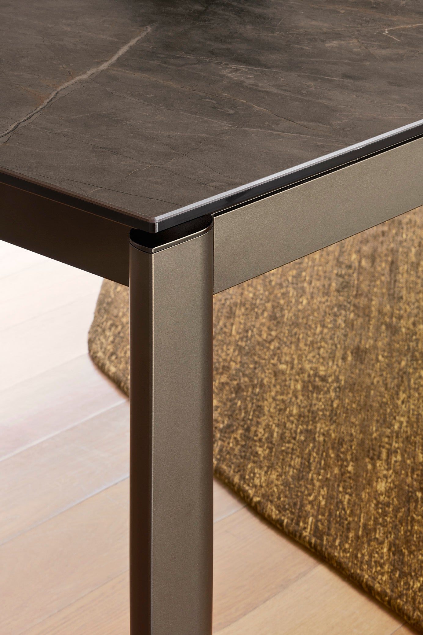 Rozkládací stůl STREAM s hnědou deskou a hnědým podstavcem