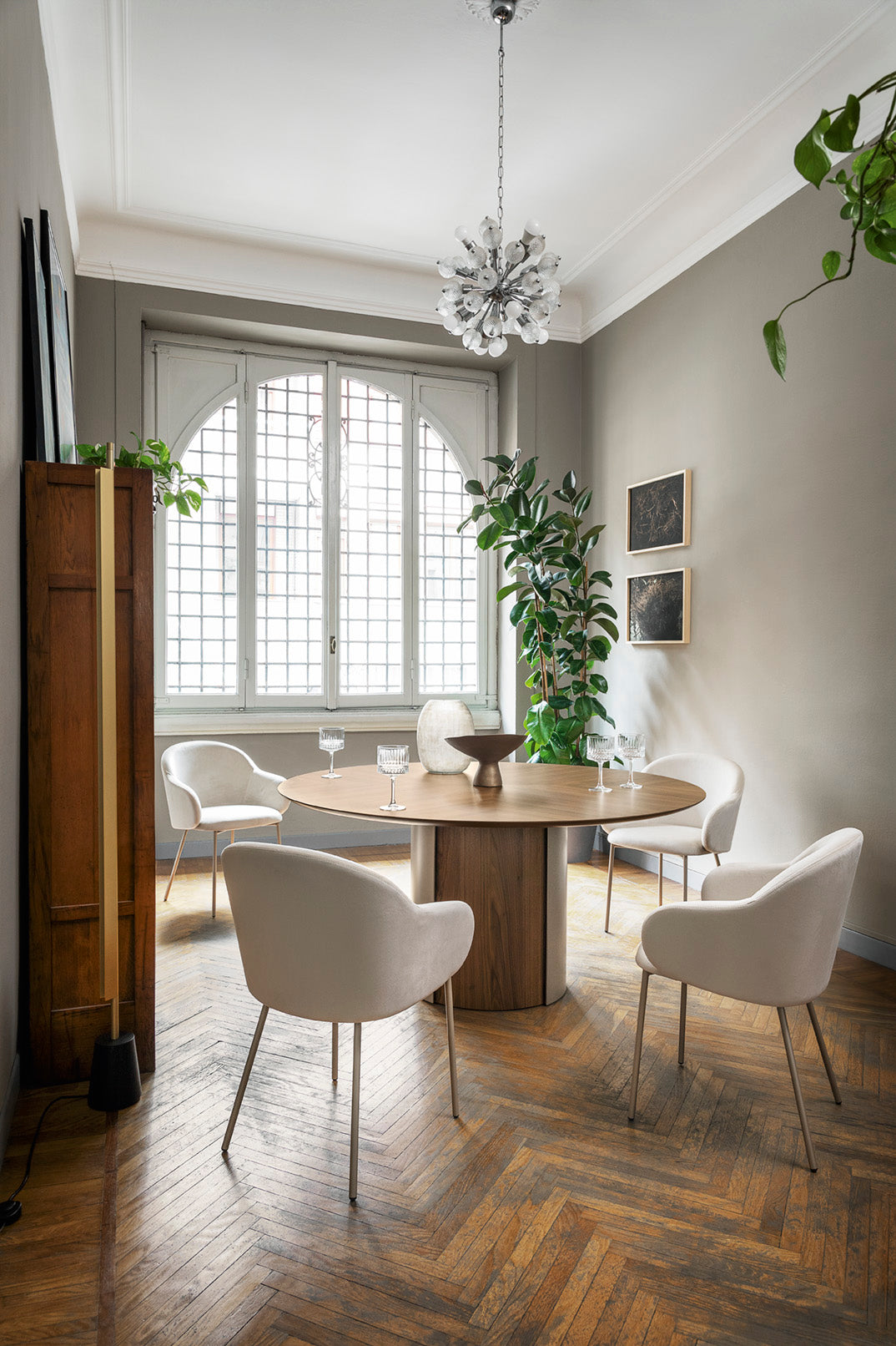 Křeslo s područkami HOLLY FAB čalouněné s hnědou kovovou základnou