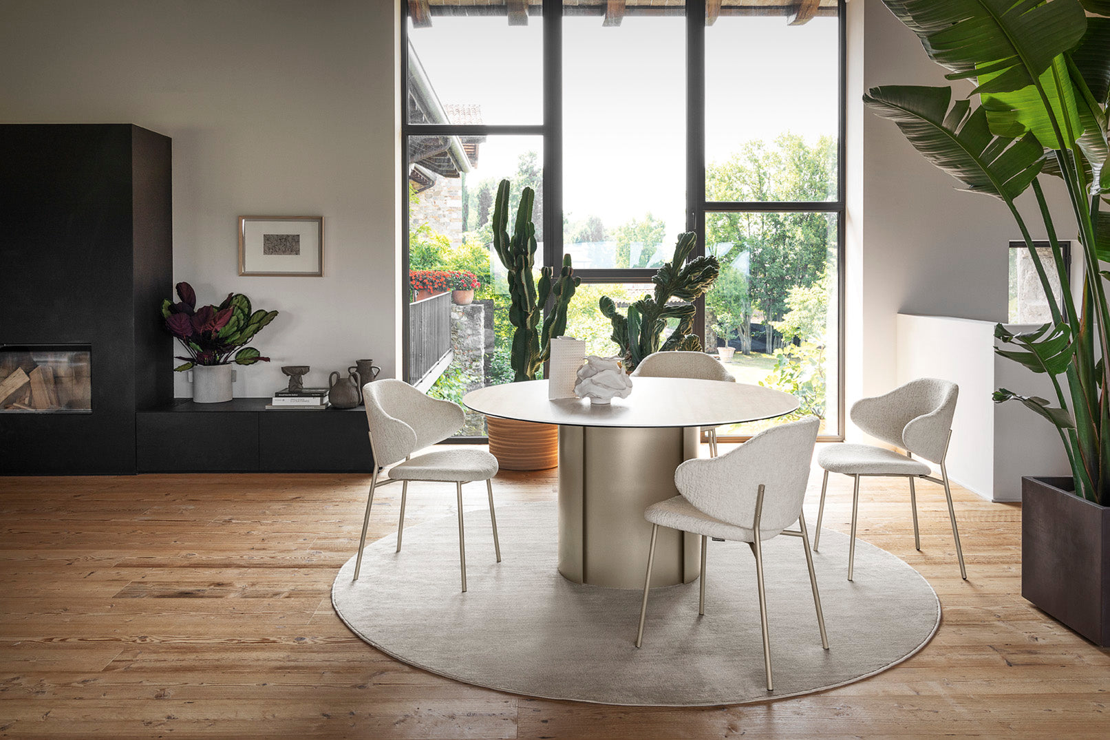 Kulatý stůl YOROI černý dřevěný vrch s černým podstavcem