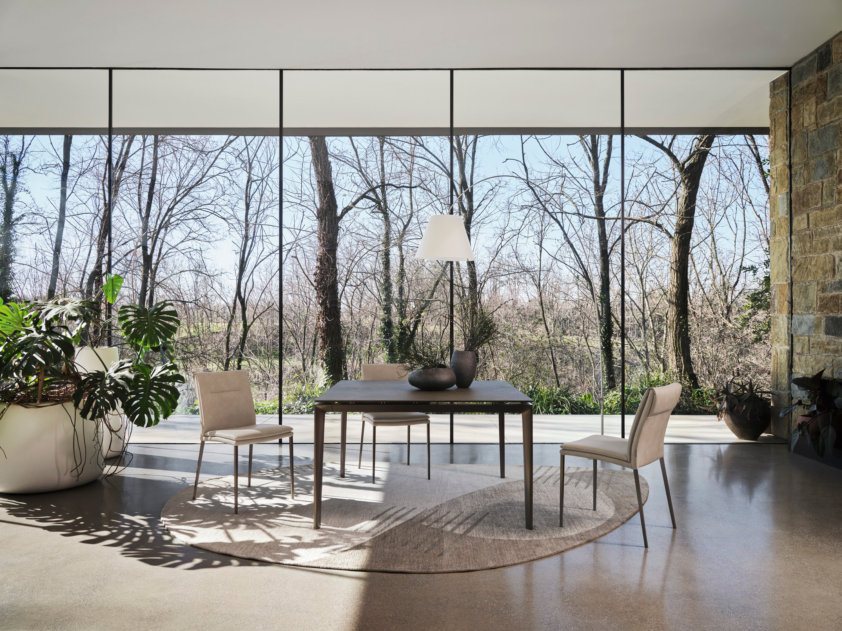 Křeslo CARMEN LARGE čalouněné s hnědým podstavcem