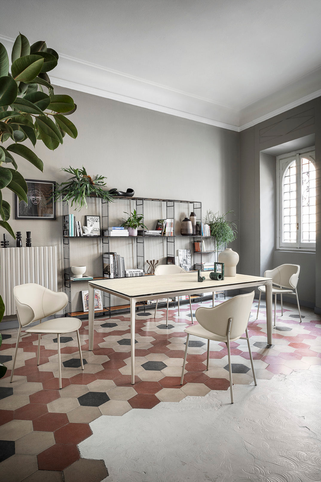 Rozkládací stůl BOMA s béžovou deskou a béžovým podstavcem