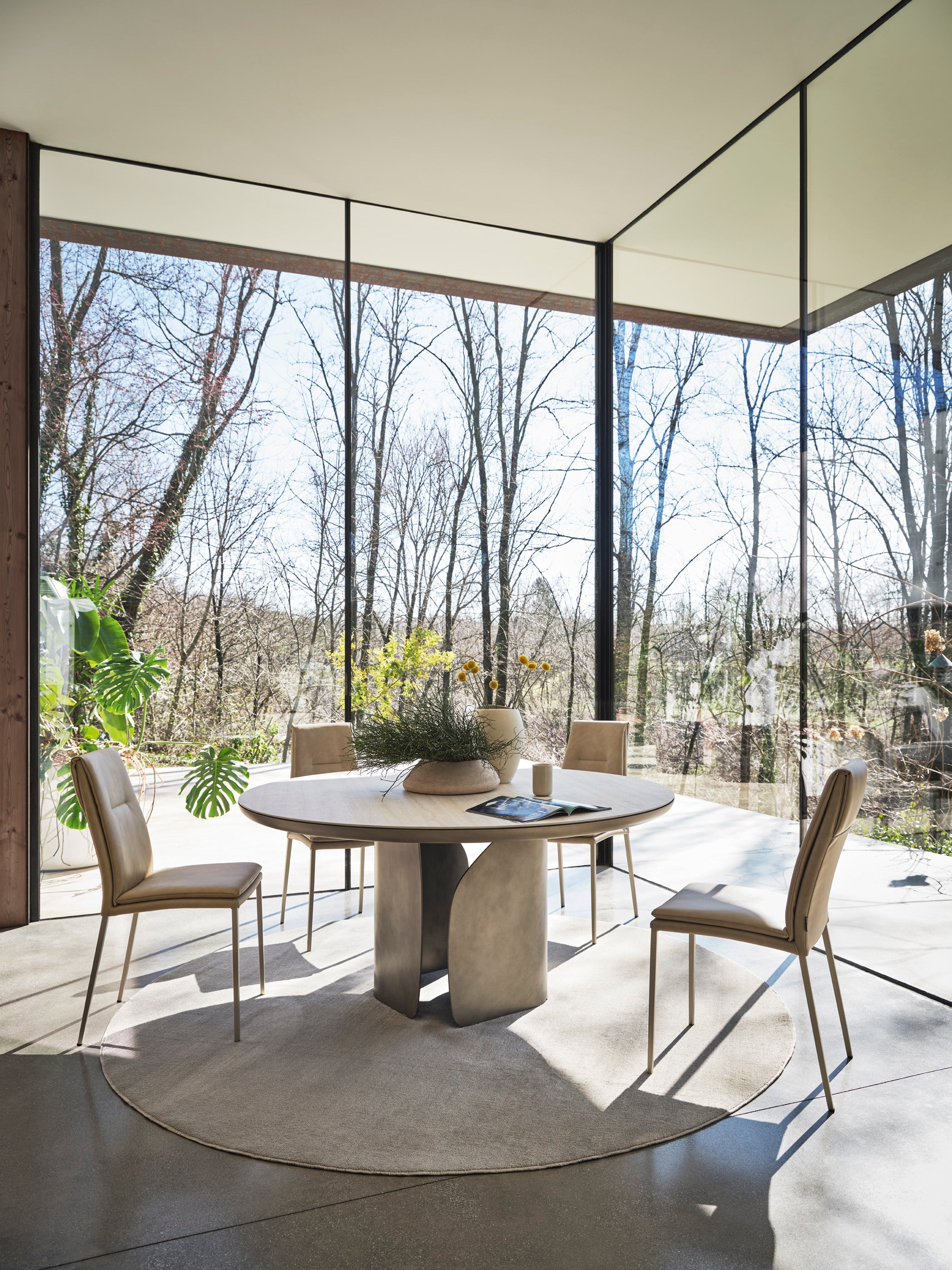 Čalouněné křeslo CARMEN s černým podstavcem