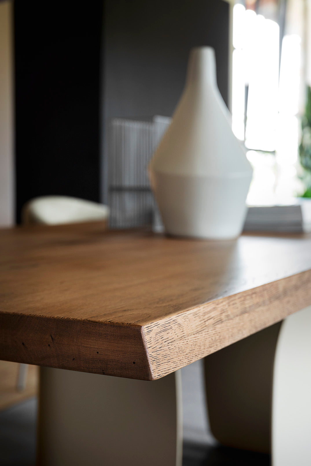 Obdélníkový stůl TWINS s dřevěnou deskou a černou základnou