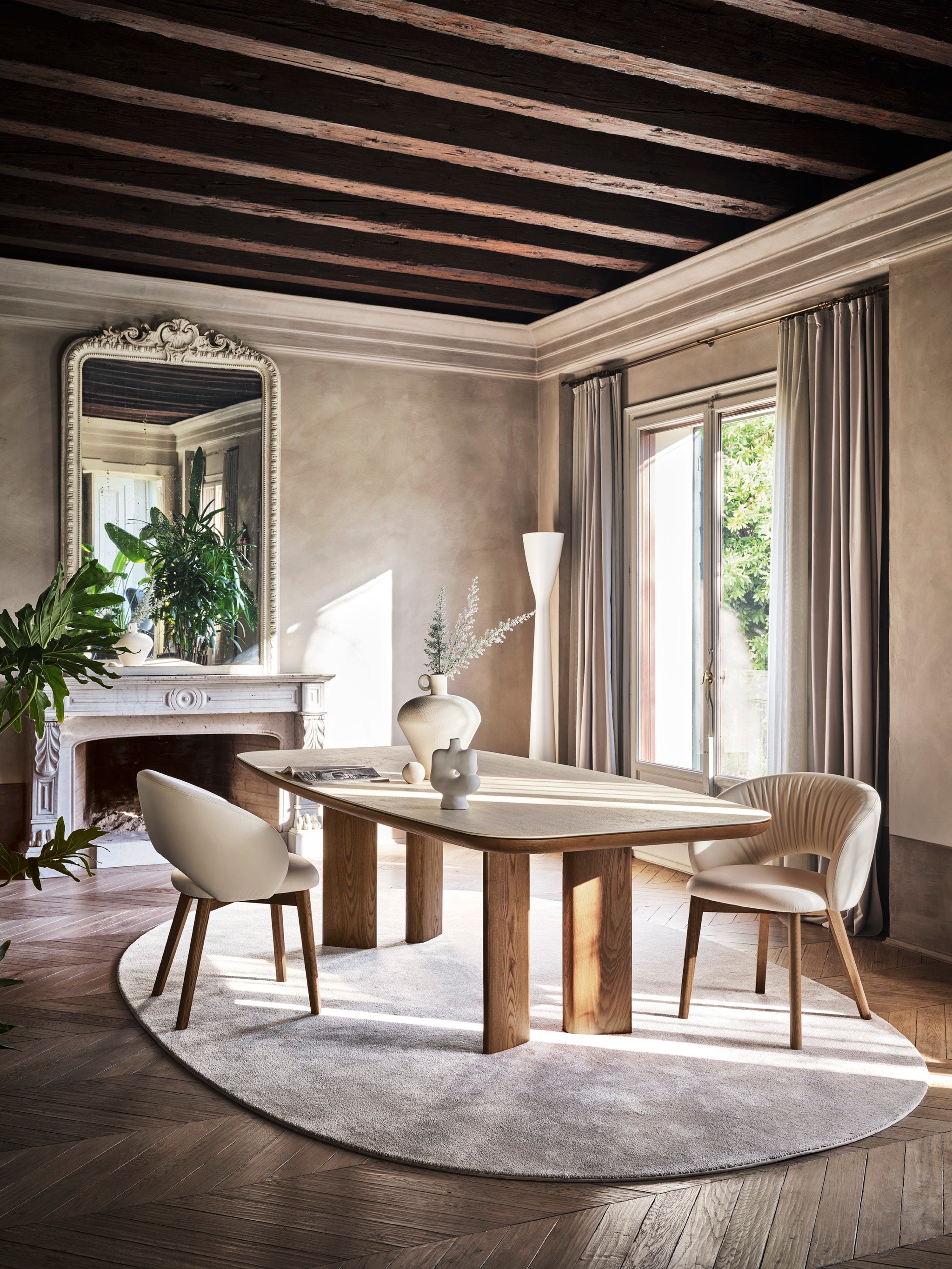 Čalouněné křeslo ANIME s černou dřevěnou základnou