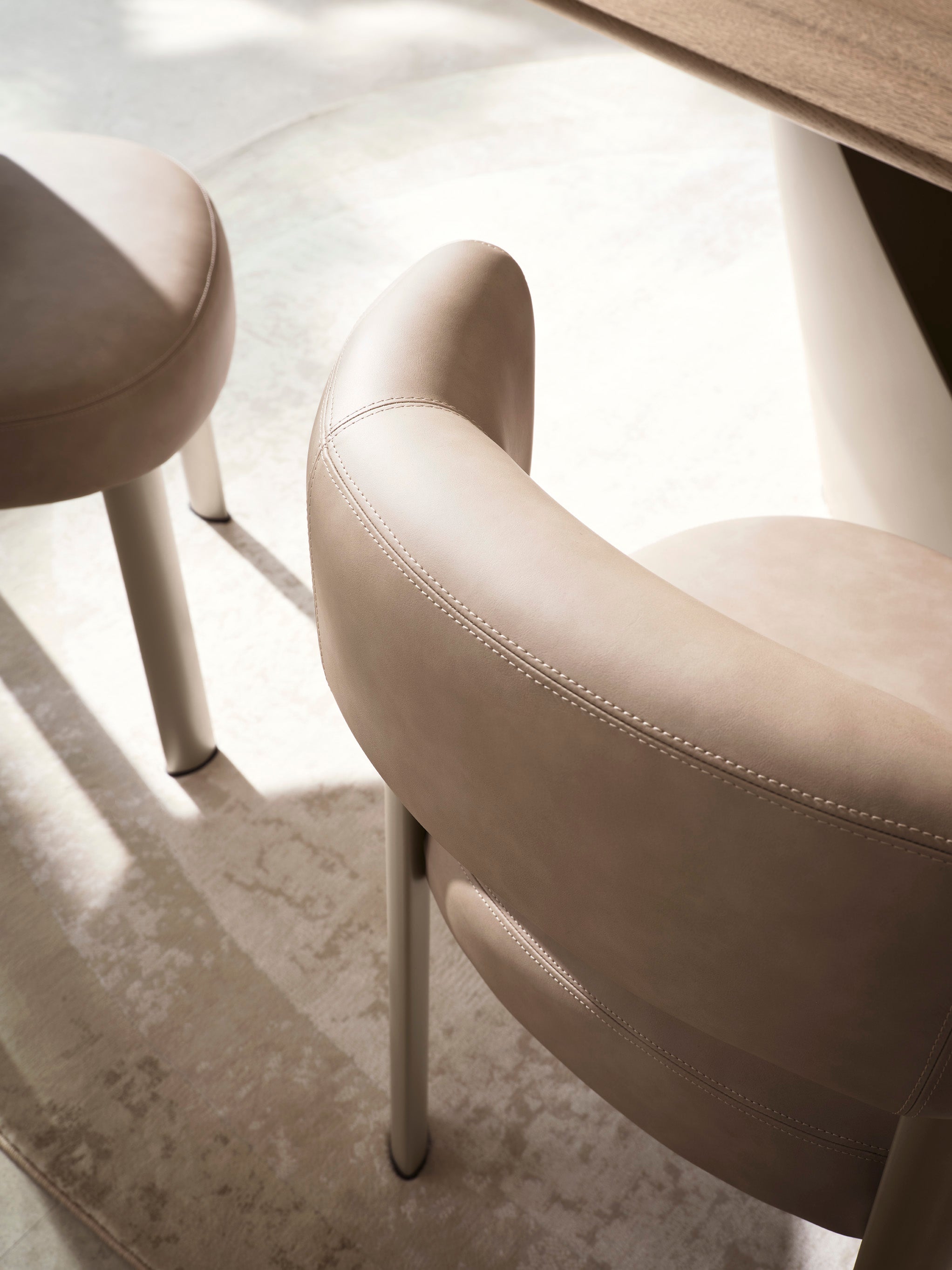 Čalouněné křeslo GLEN s béžovým podstavcem