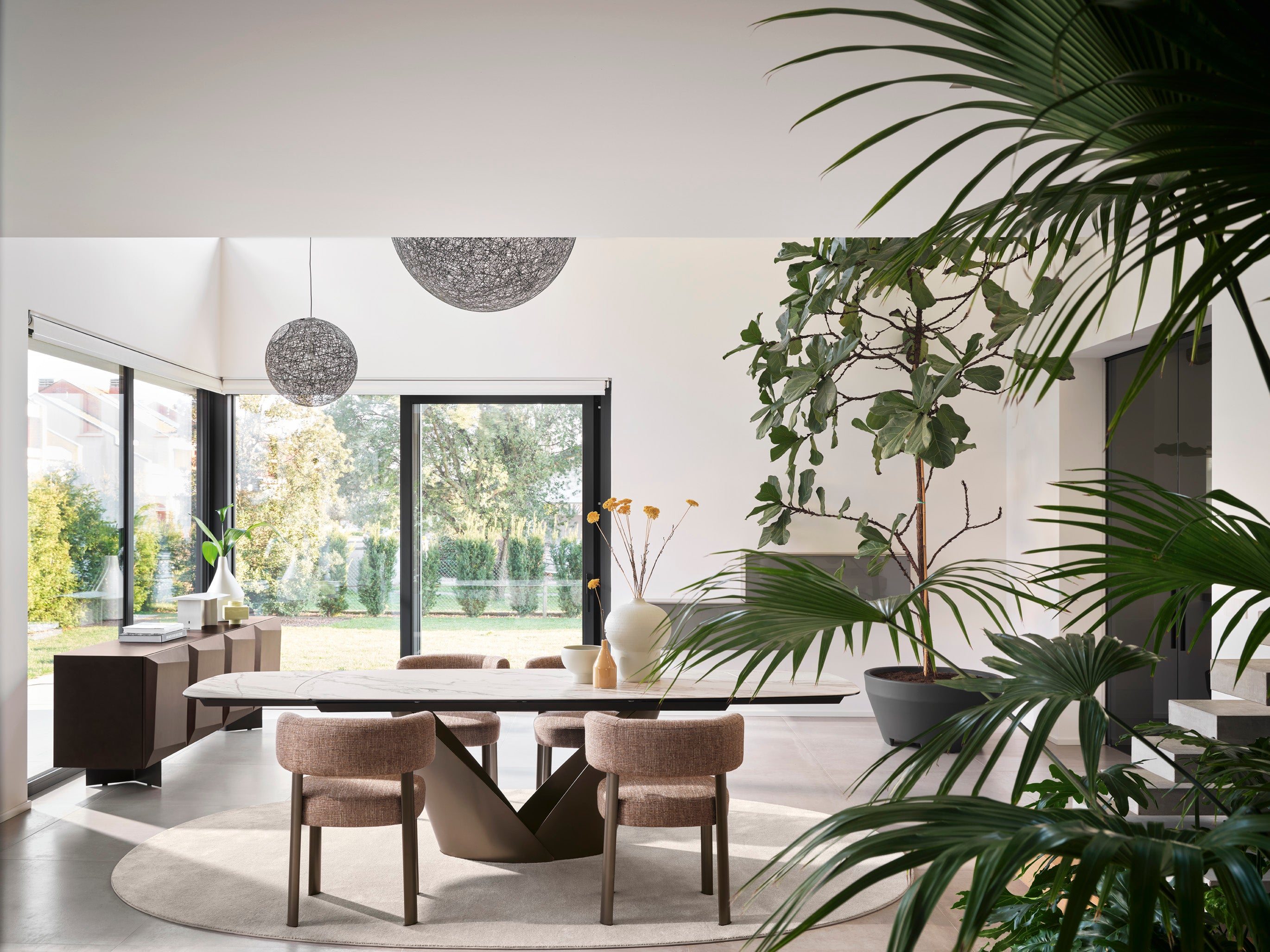 Čalouněné křeslo GLEN s béžovým podstavcem