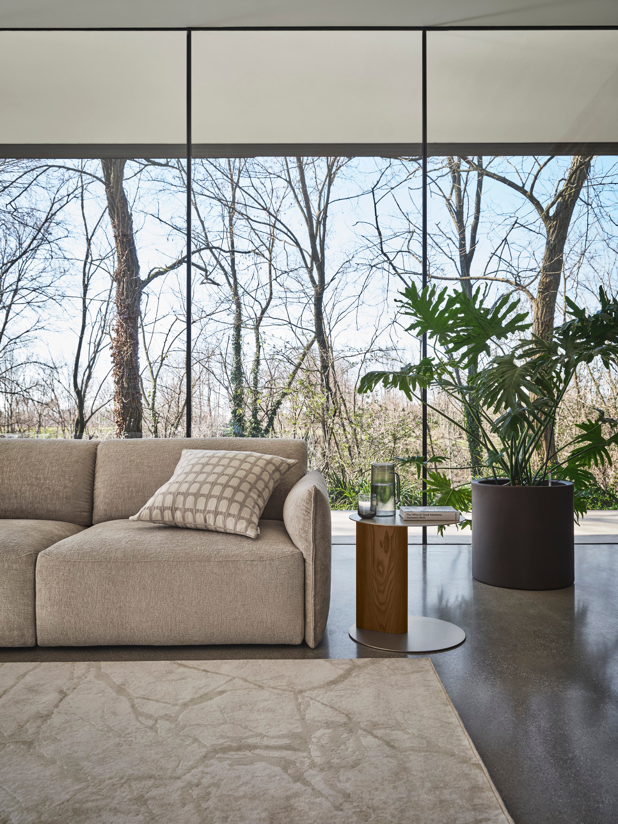 Boční stolek SANDY černý s černou dřevěnou základnou