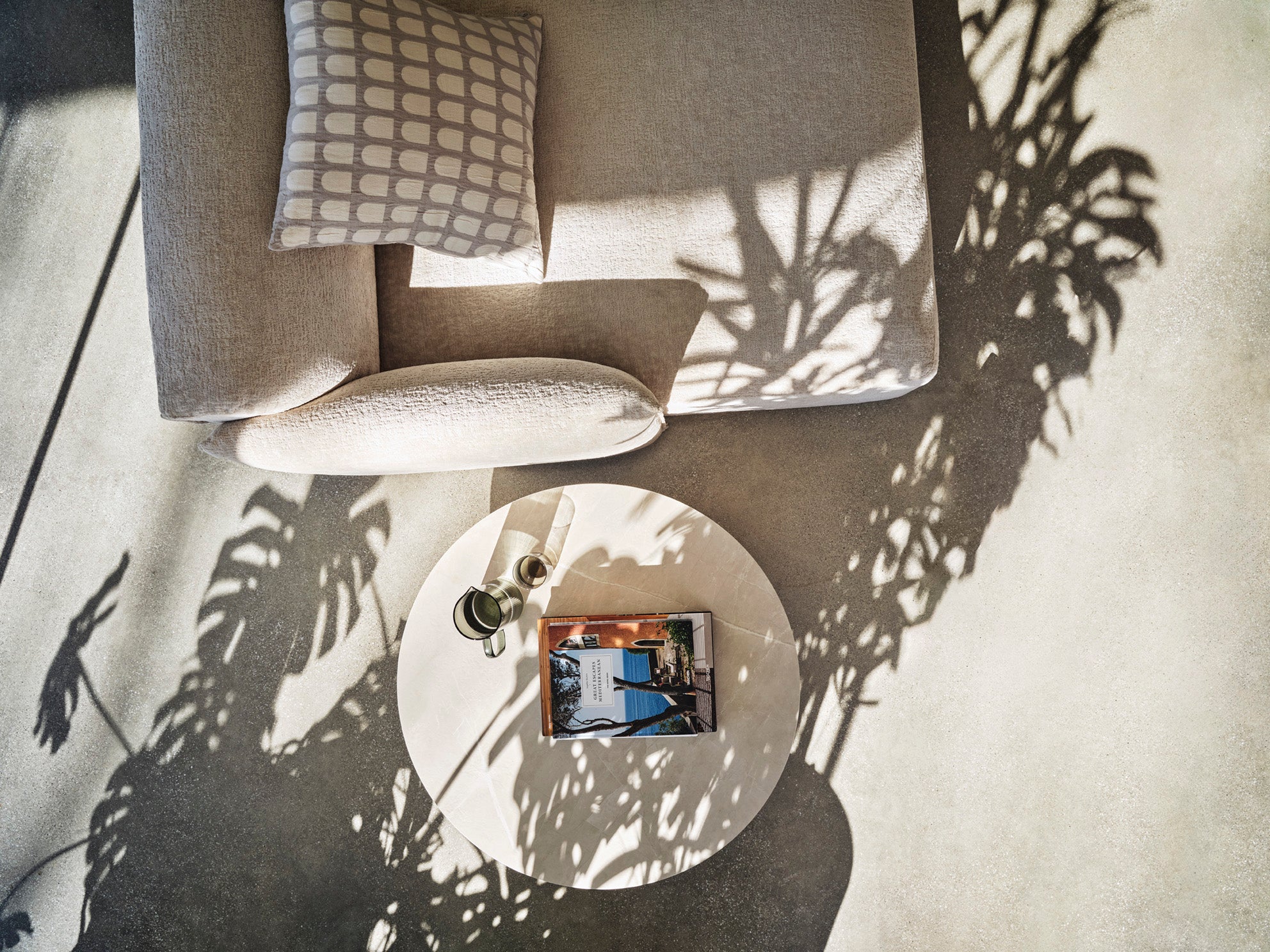 Boční stolek SANDY hnědá deska s tmavým dřevěným podstavcem