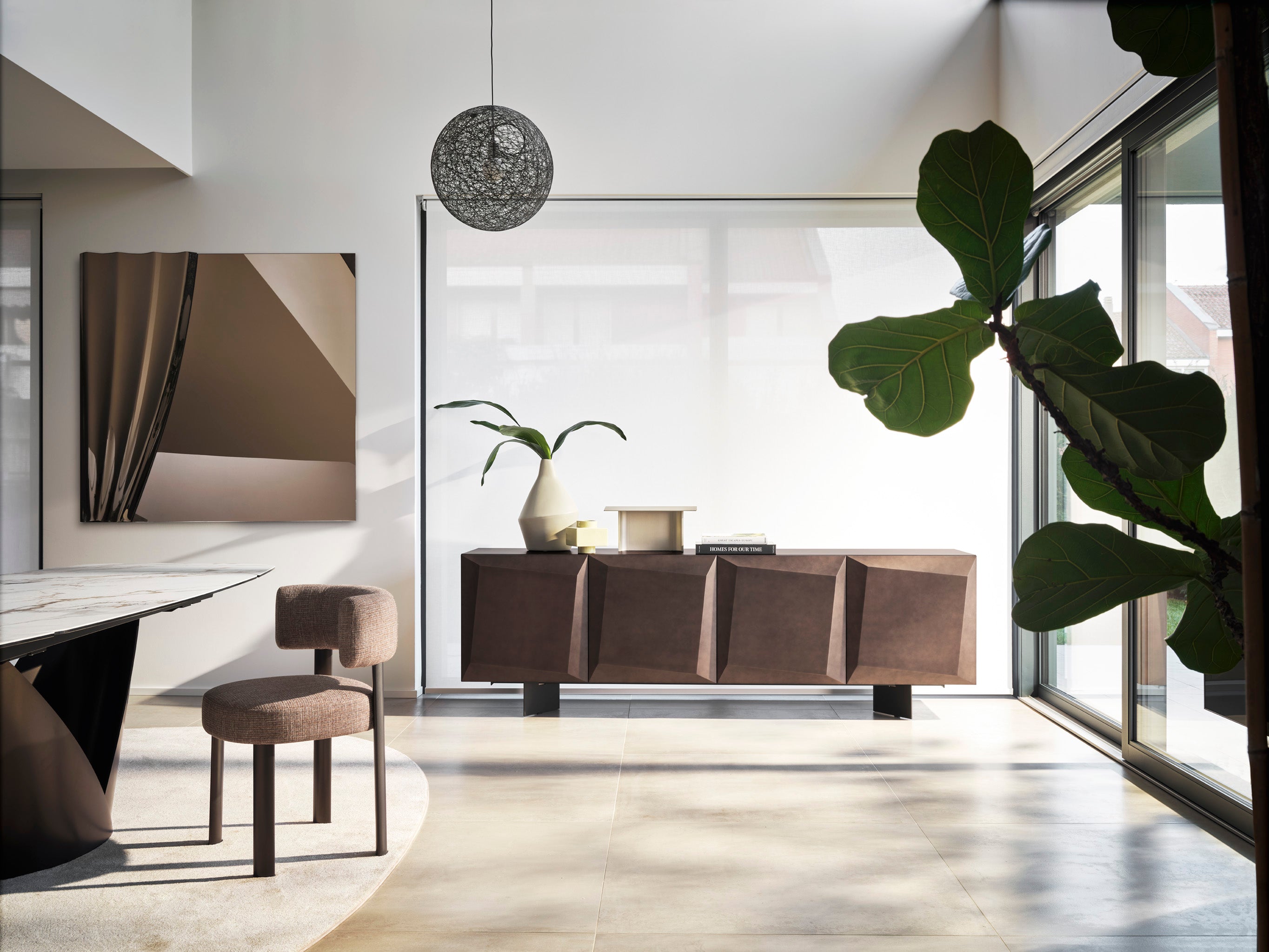 Čalouněné křeslo GLEN s béžovým podstavcem