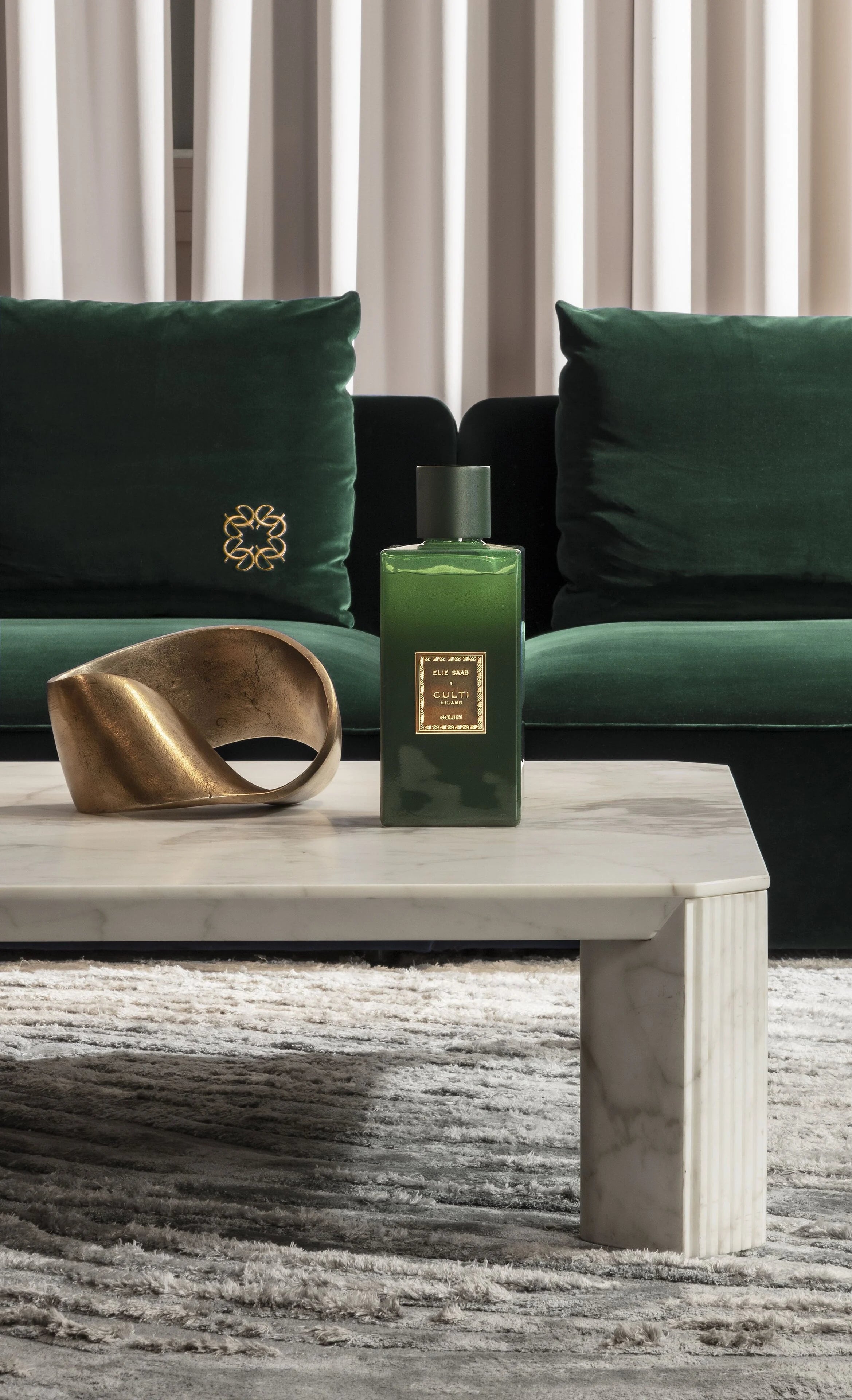 GOLDEN fragrance diffuser with notes of bitter orange, mandarin, ginger, orange blossom, and cedar.