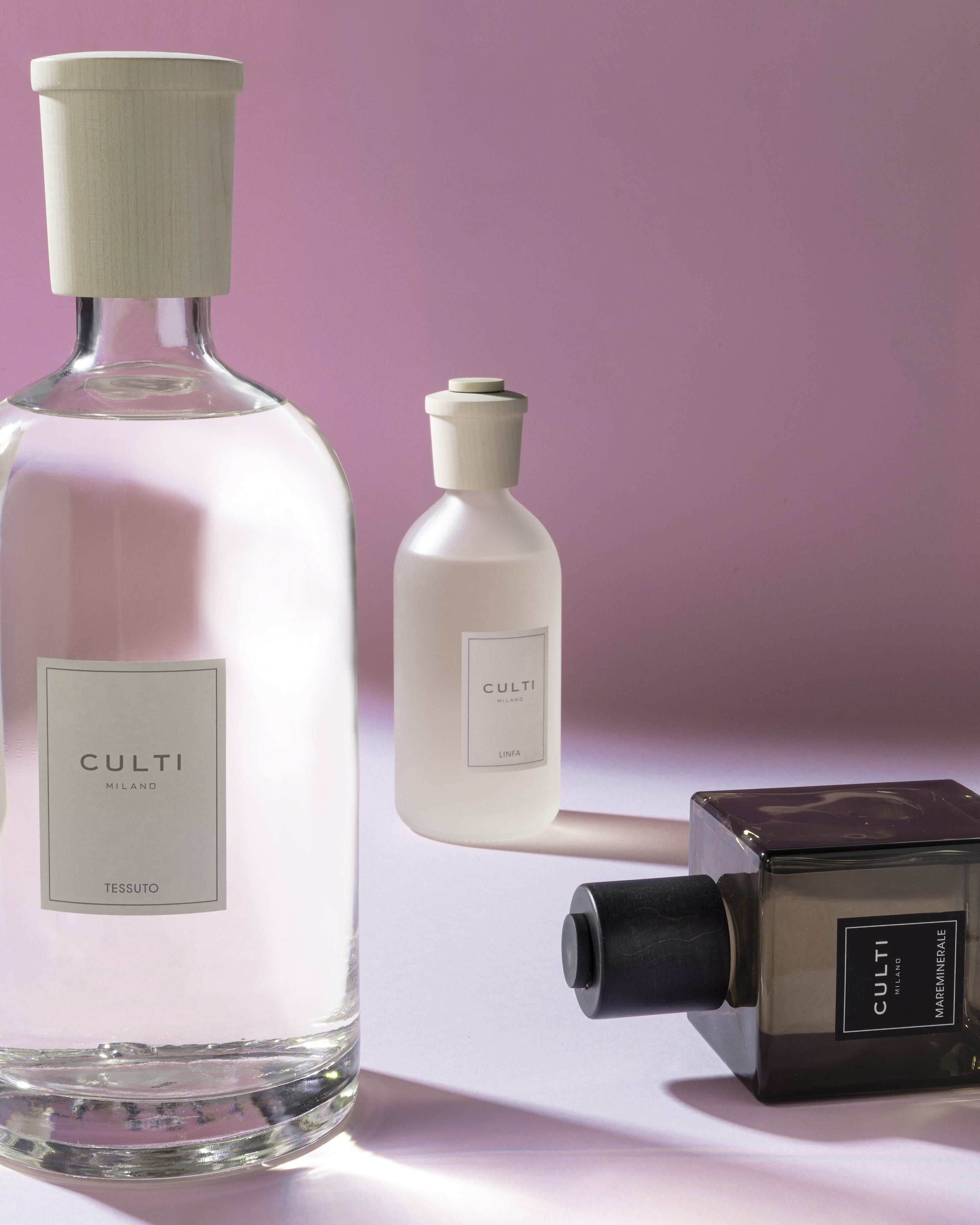 STILE - TESSUTO Scent Diffuser with notes of blackcurrant leaves, cotton flowers, jasmine, and white musk.