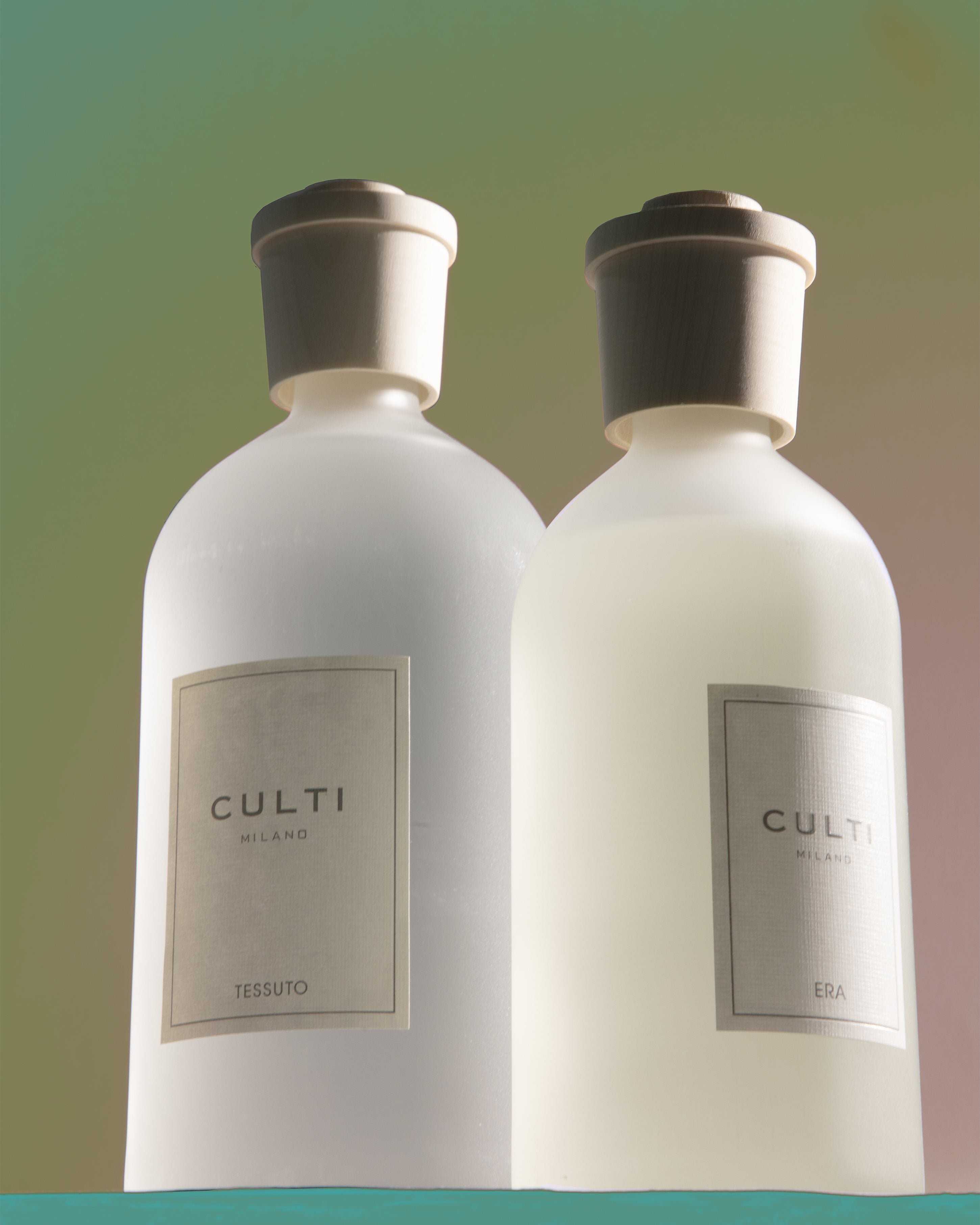 STILE - TESSUTO Scent Diffuser with notes of blackcurrant leaves, cotton flowers, jasmine, and white musk.