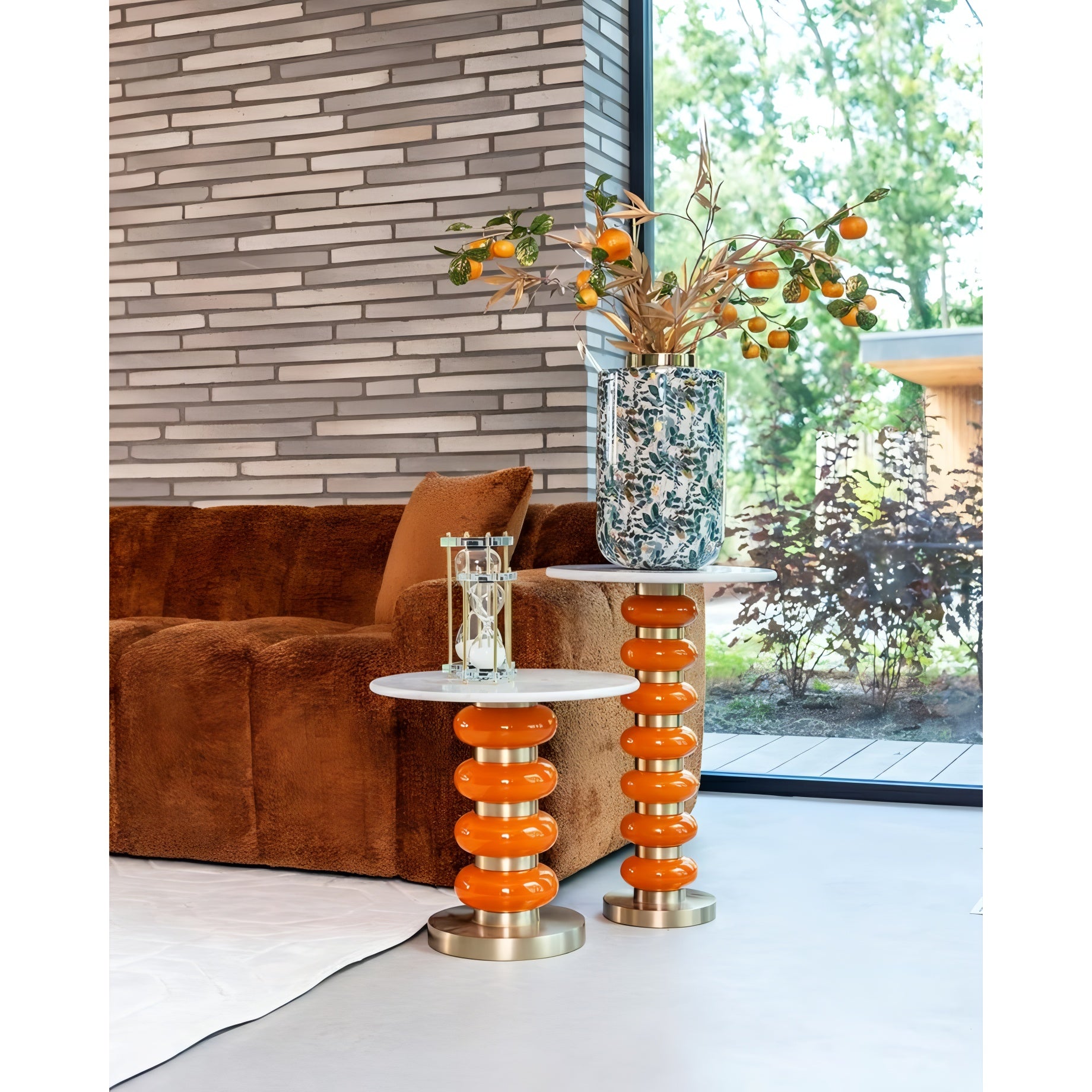 Bílý boční stolek BARBARA se zlatým detailem