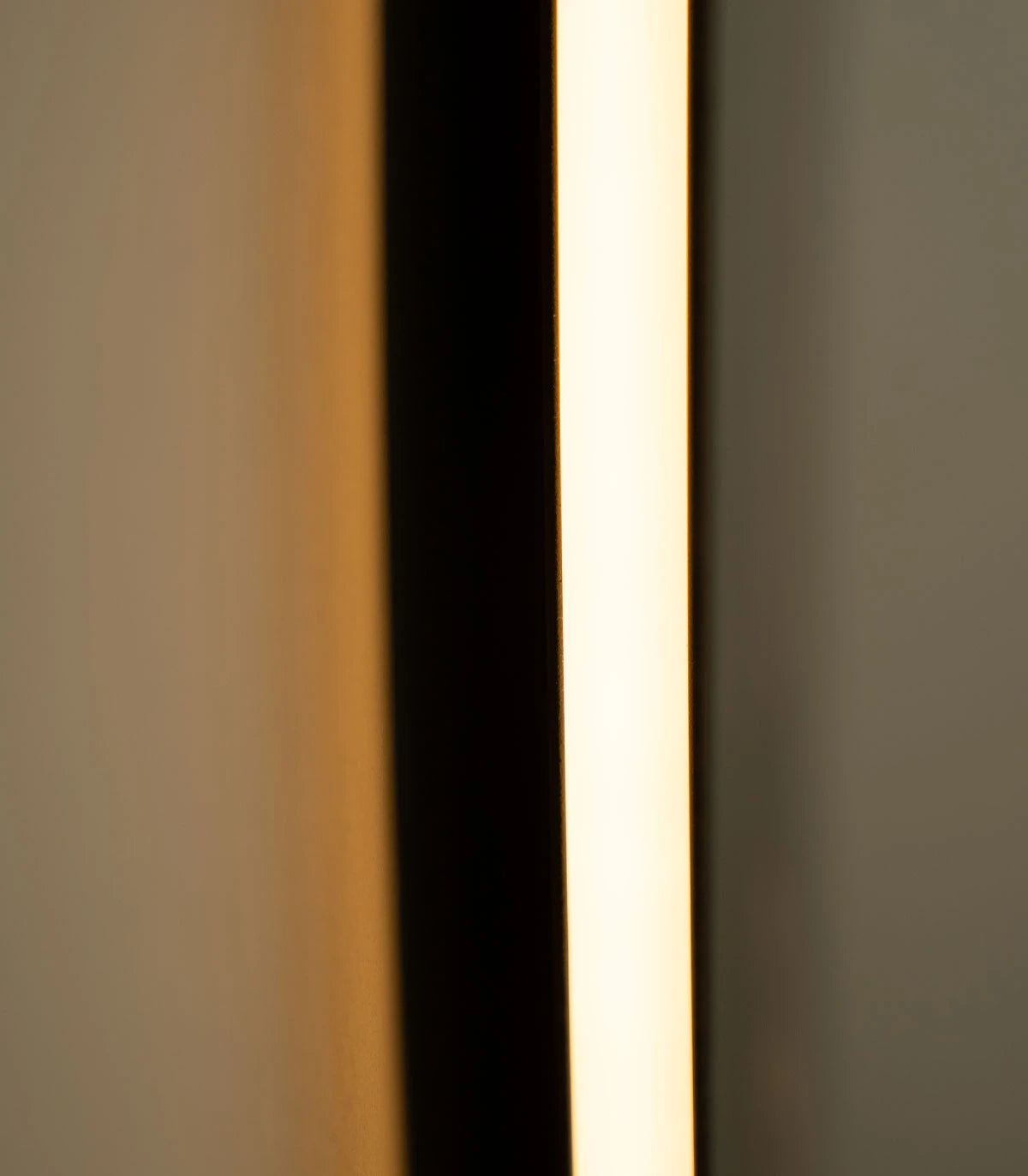 Wall Lamp DOTS LIGHTING - LADY WITH AN ERMINE black