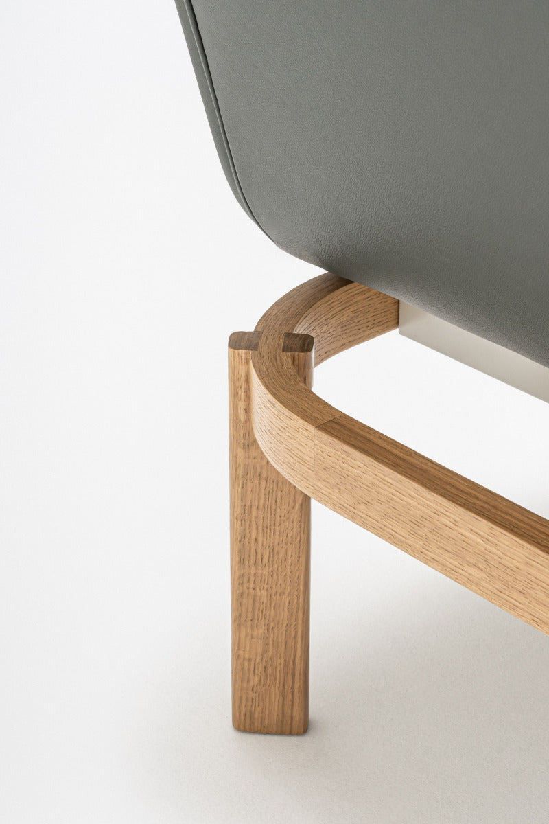 Čalouněné křeslo RAMP s dřevěnou základnou