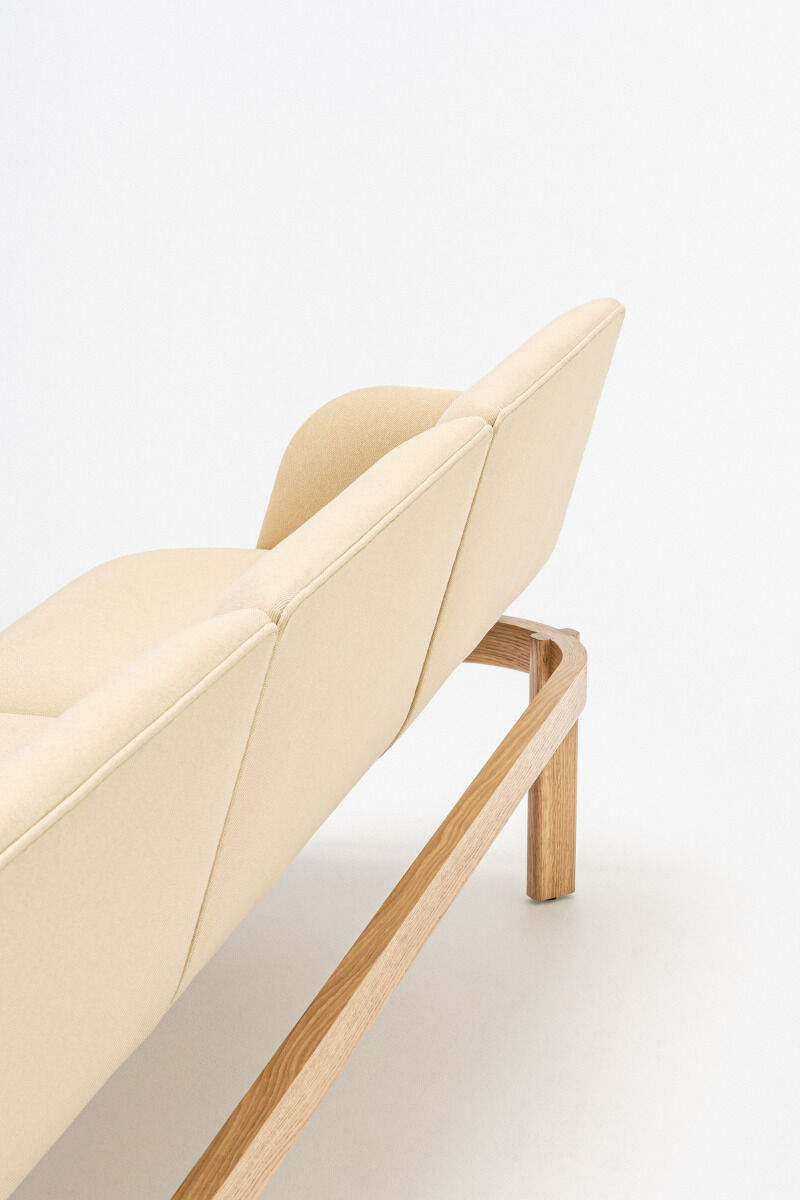 Pohovka čalouněná RAMP s dřevěnou základnou