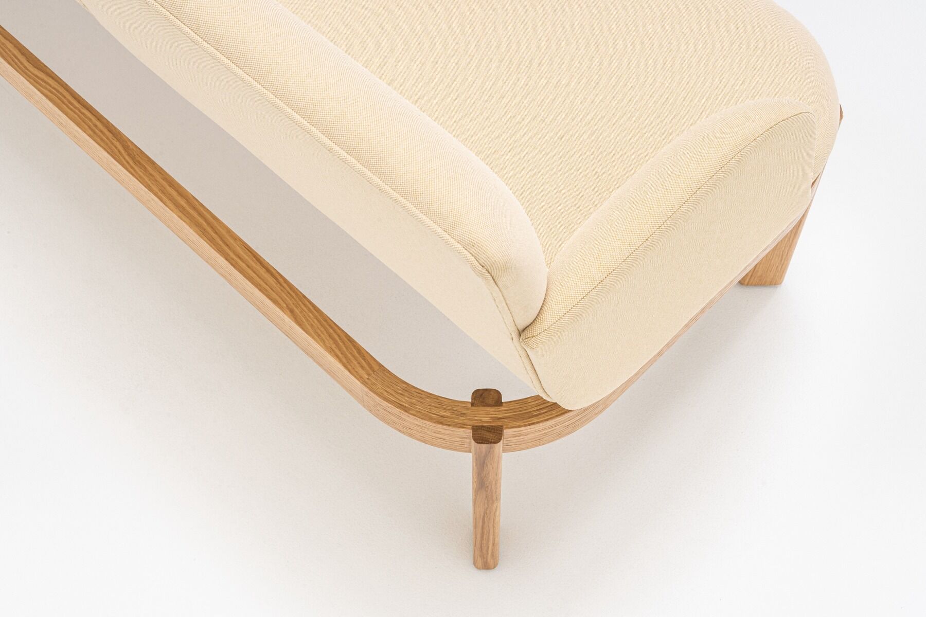 Pohovka čalouněná RAMP s dřevěnou základnou