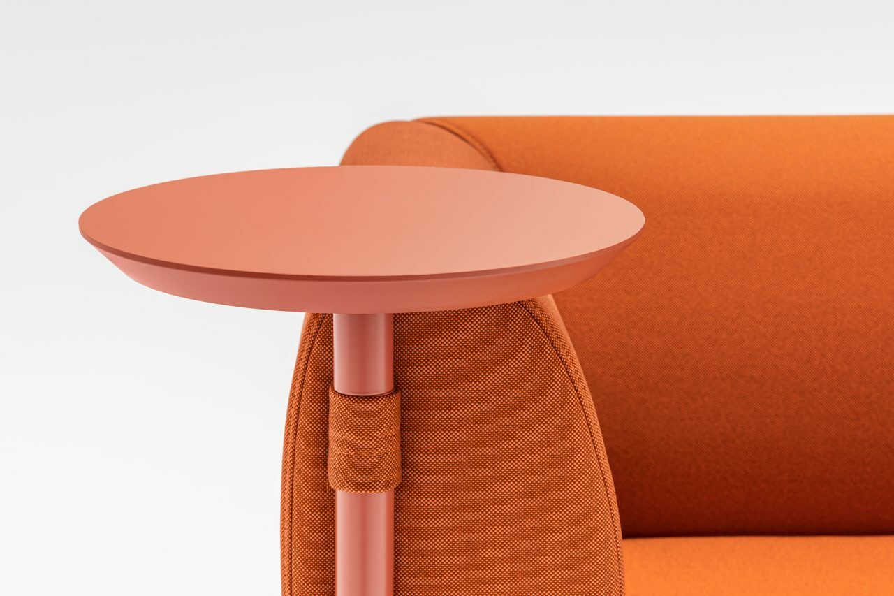 Nízké křeslo STILT čalouněné