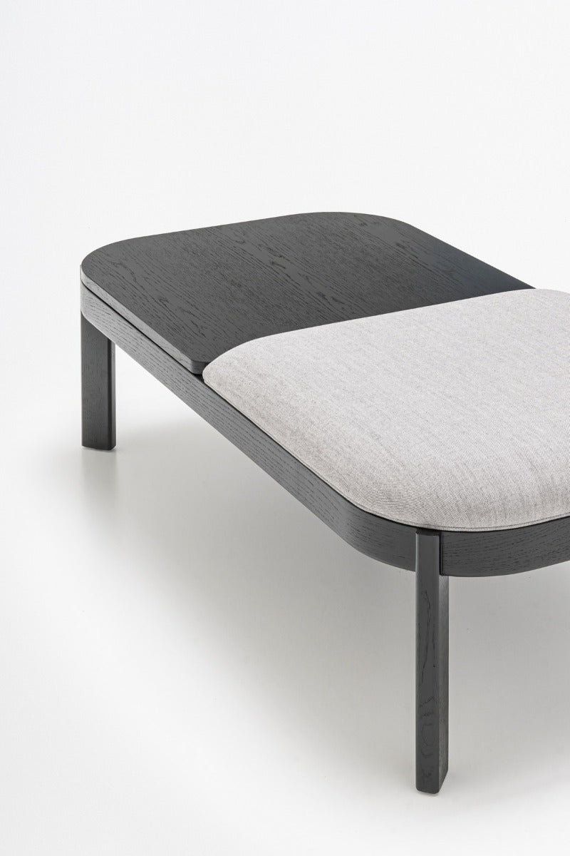 Čalouněná lavice RAMP s dřevěnou základnou