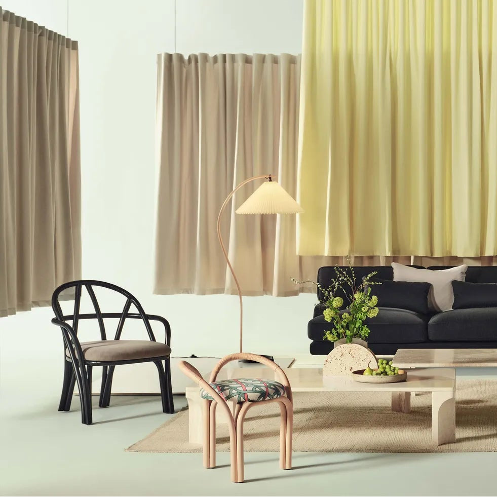 Křeslo BISTRA čalouněné s ratanovým ebenovým podstavcem