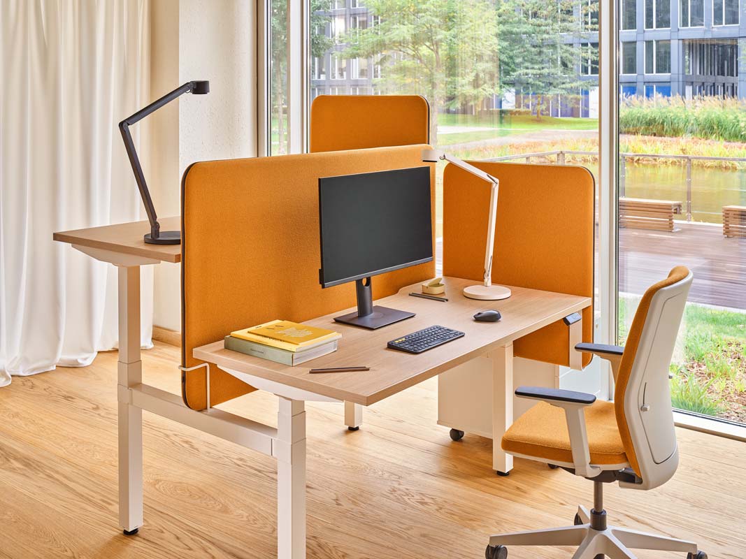 Křeslo s čalouněným opěradlem EVO s nastavitelným podstavcem na kolečkách pro měkké povrchy