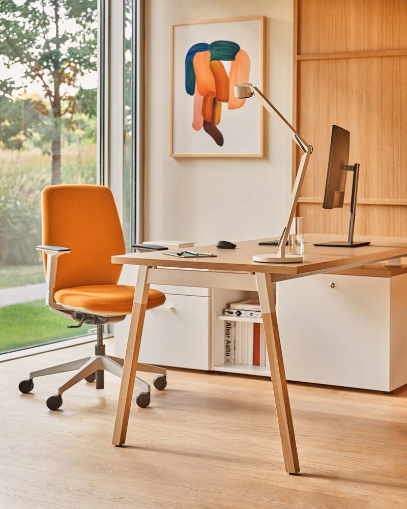 Křeslo s čalouněným opěradlem EVO s nastavitelným podstavcem na kolečkách pro měkké povrchy