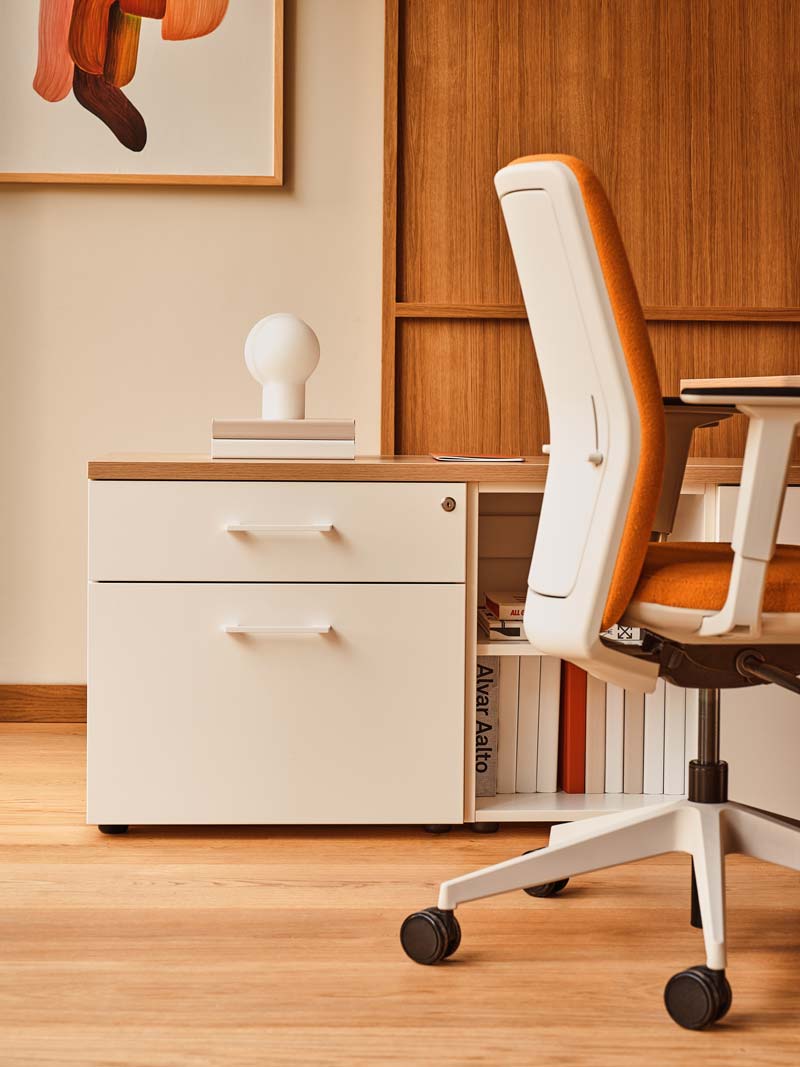 Křeslo s čalouněným opěradlem EVO s nastavitelným podstavcem na kolečkách pro měkké povrchy