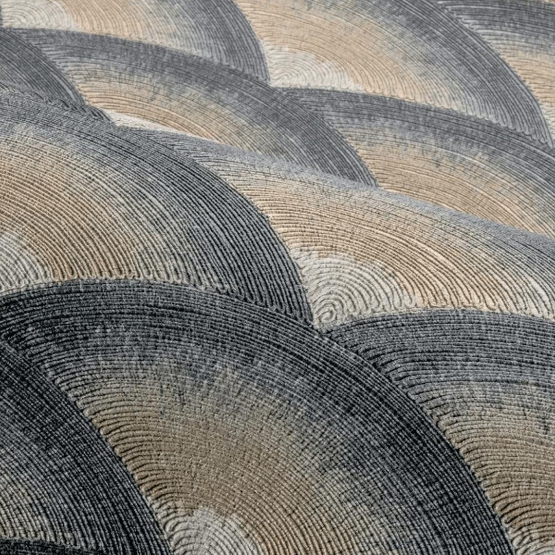 Tapeta strukturalna imitująca haft geometryczna w fale NAMI - NOIR/DORÉ czarny ze złotem