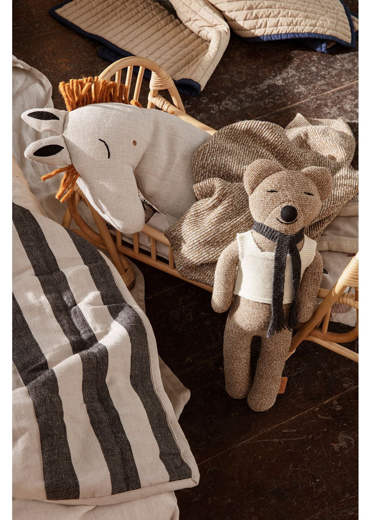 Narzuta GRAND piaskowy w czarne pasy