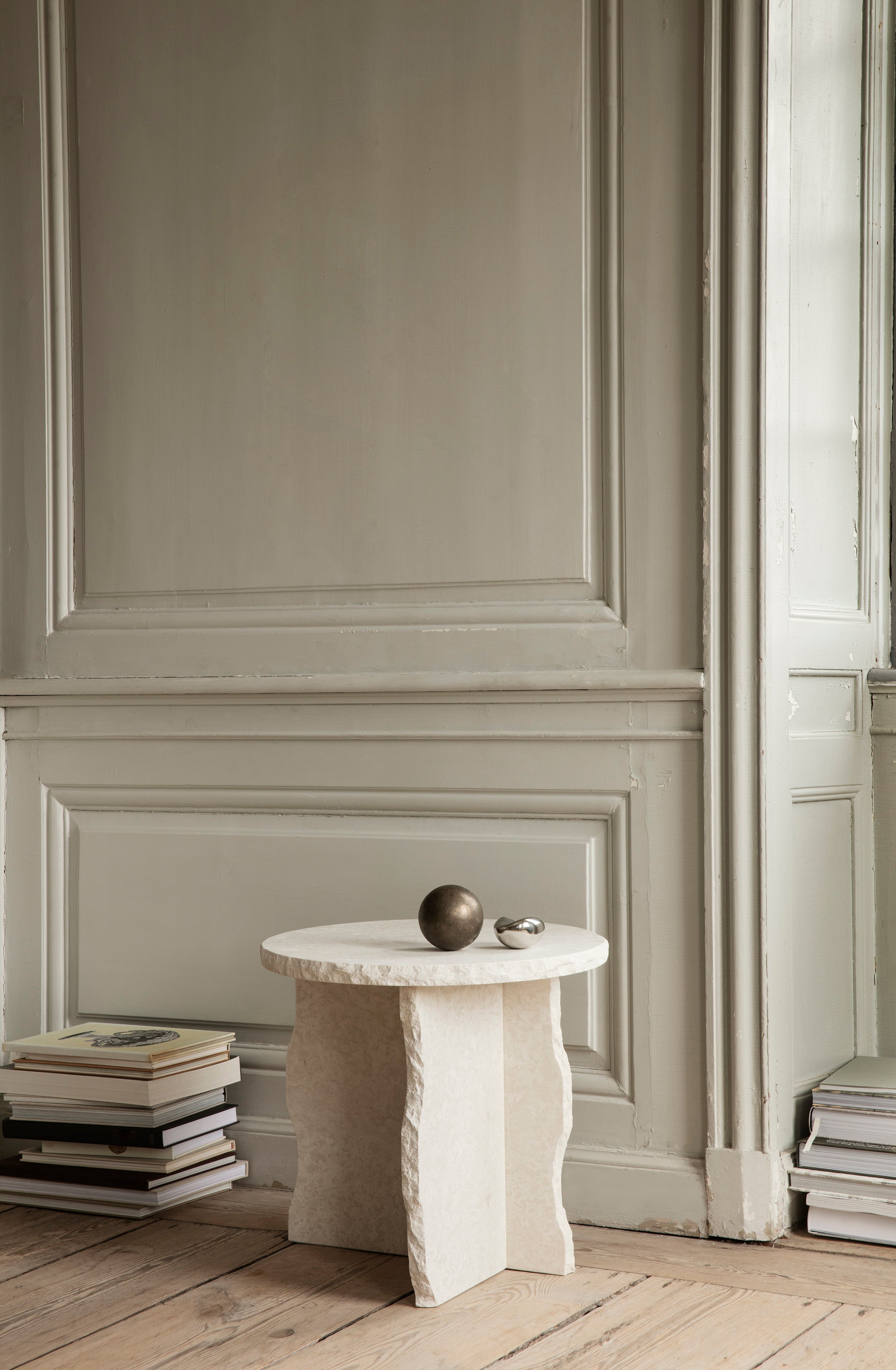 Boční stolek MINERAL bílý mramor