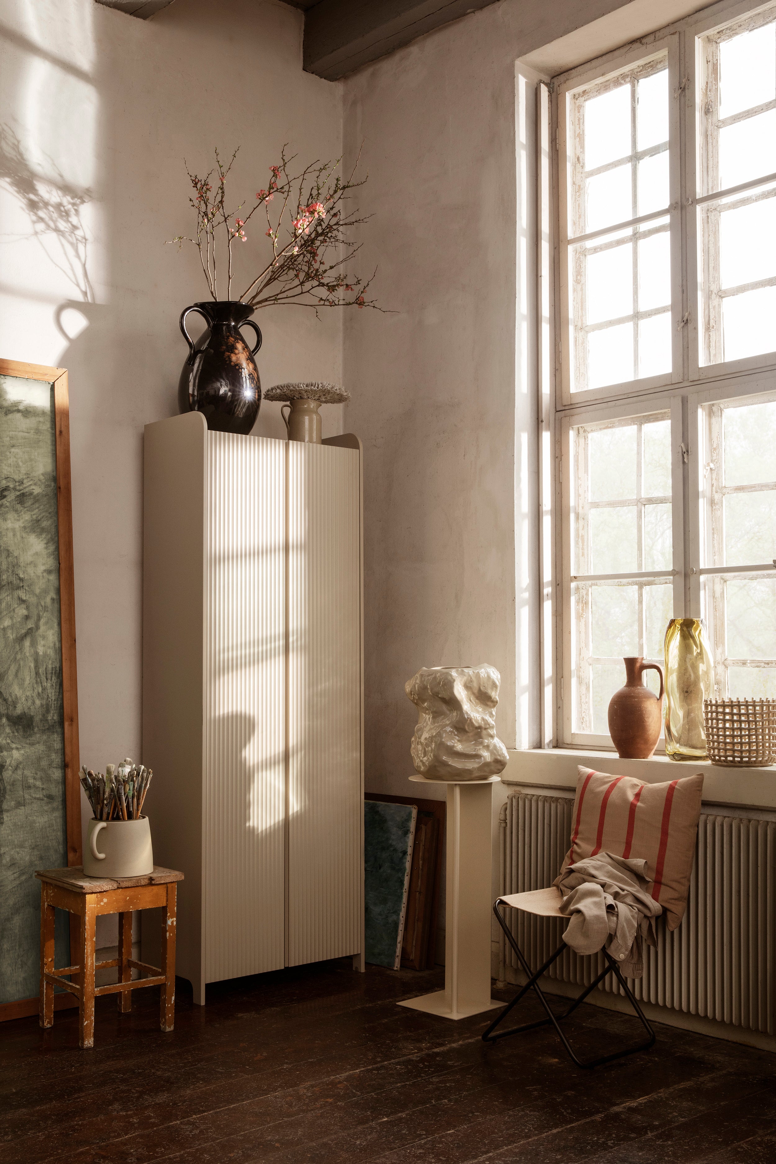 Vysoká skříň SILL CUPBOARD 2-dveřová béžová