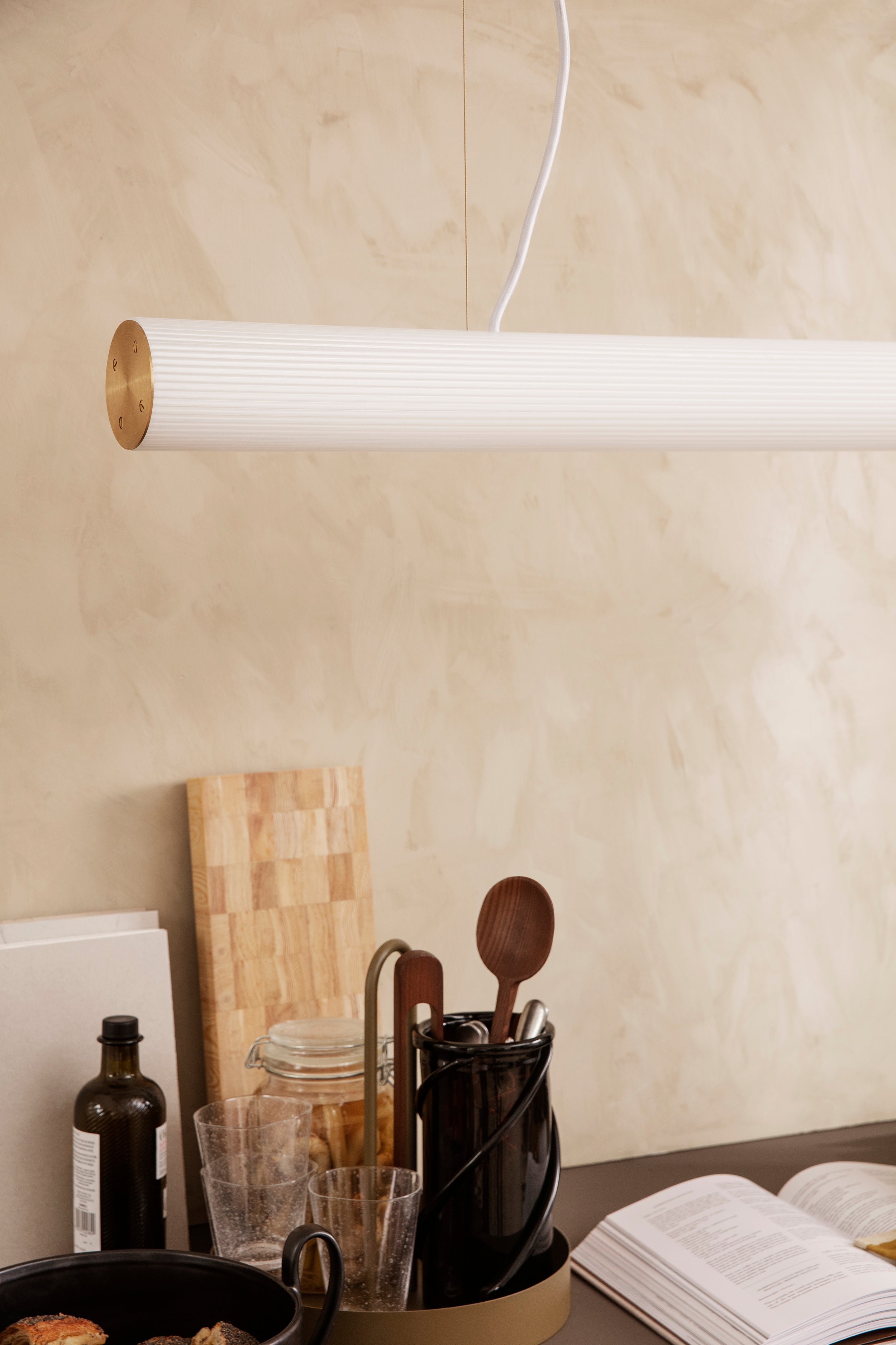Lampa wisząca VUELTA biały z mosiężnym wykończeniem – mosiądz i szkło