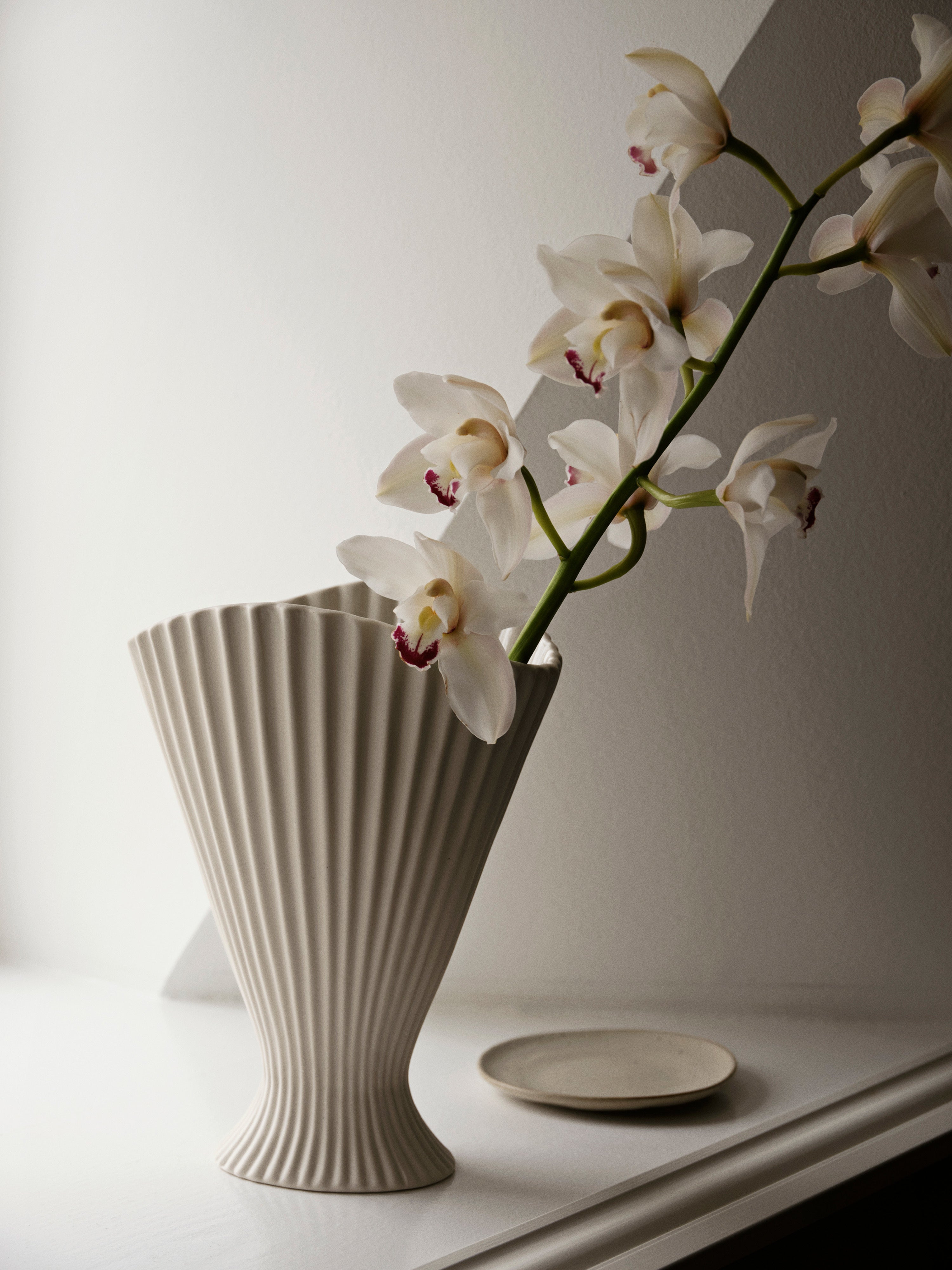 Fountain vase broken white