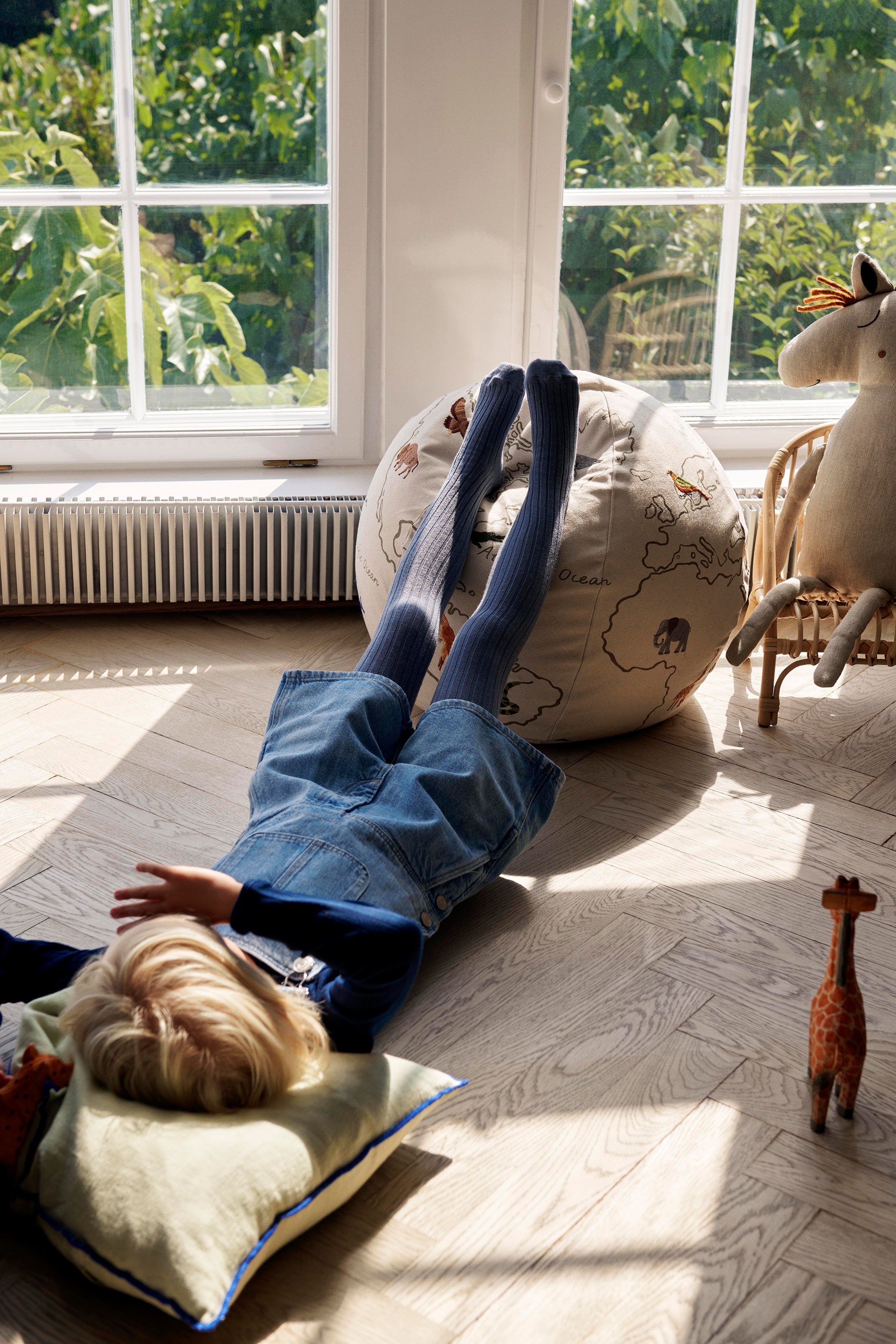 Puf THE WORLD złamana biel