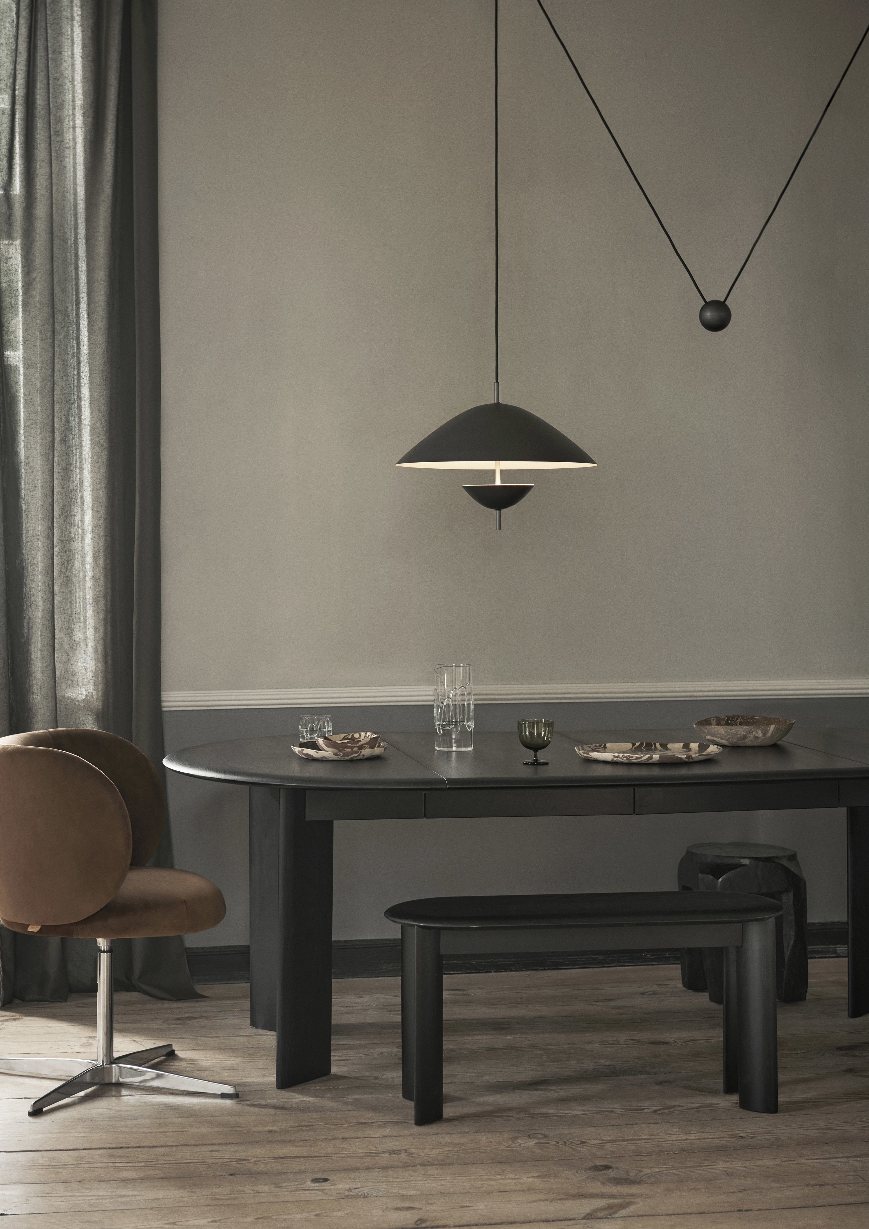 Otáčecí křeslo s opěrkami RICO Rich Velvet hnědé