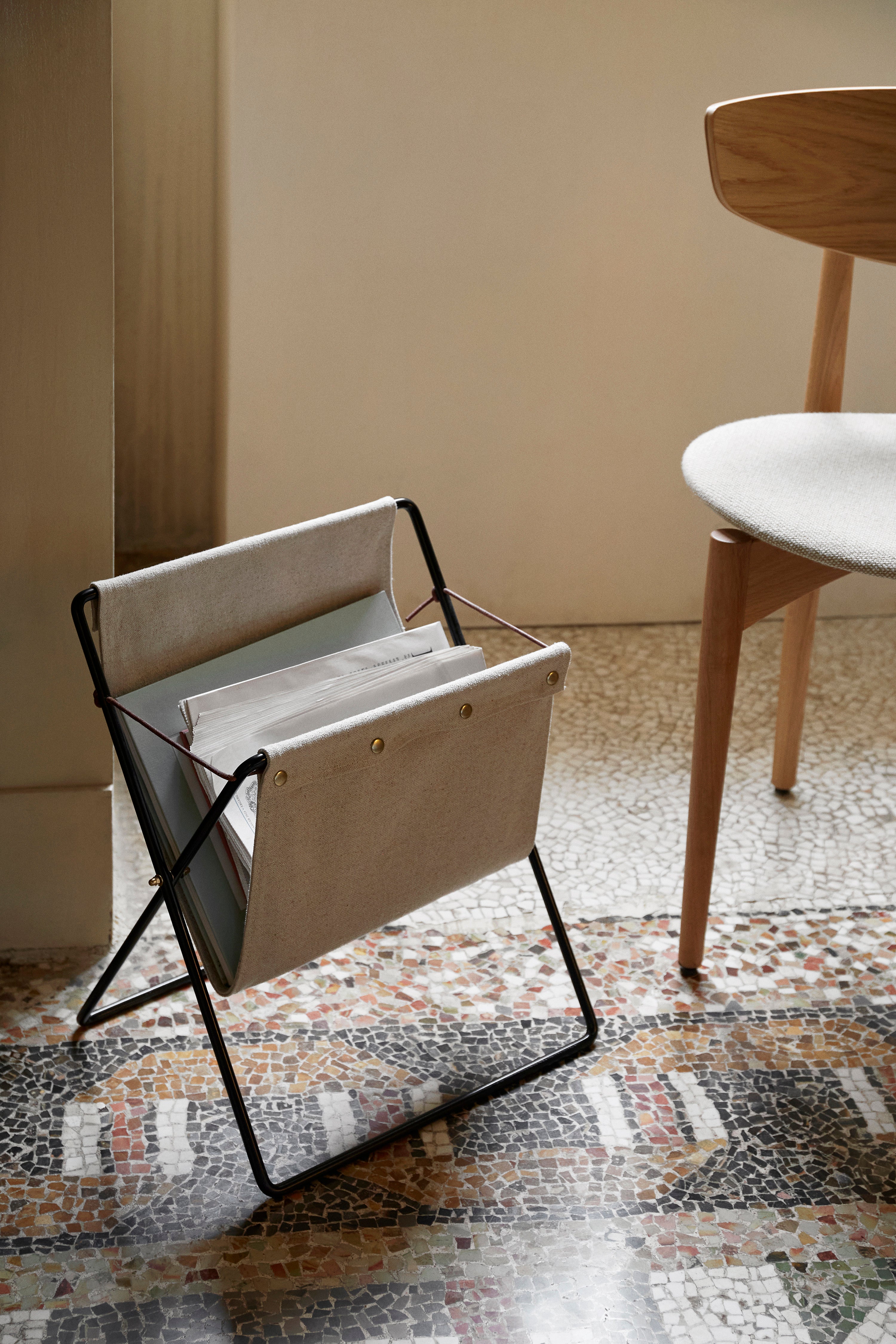 Gazetník HERMAN béžový s černým podstavcem