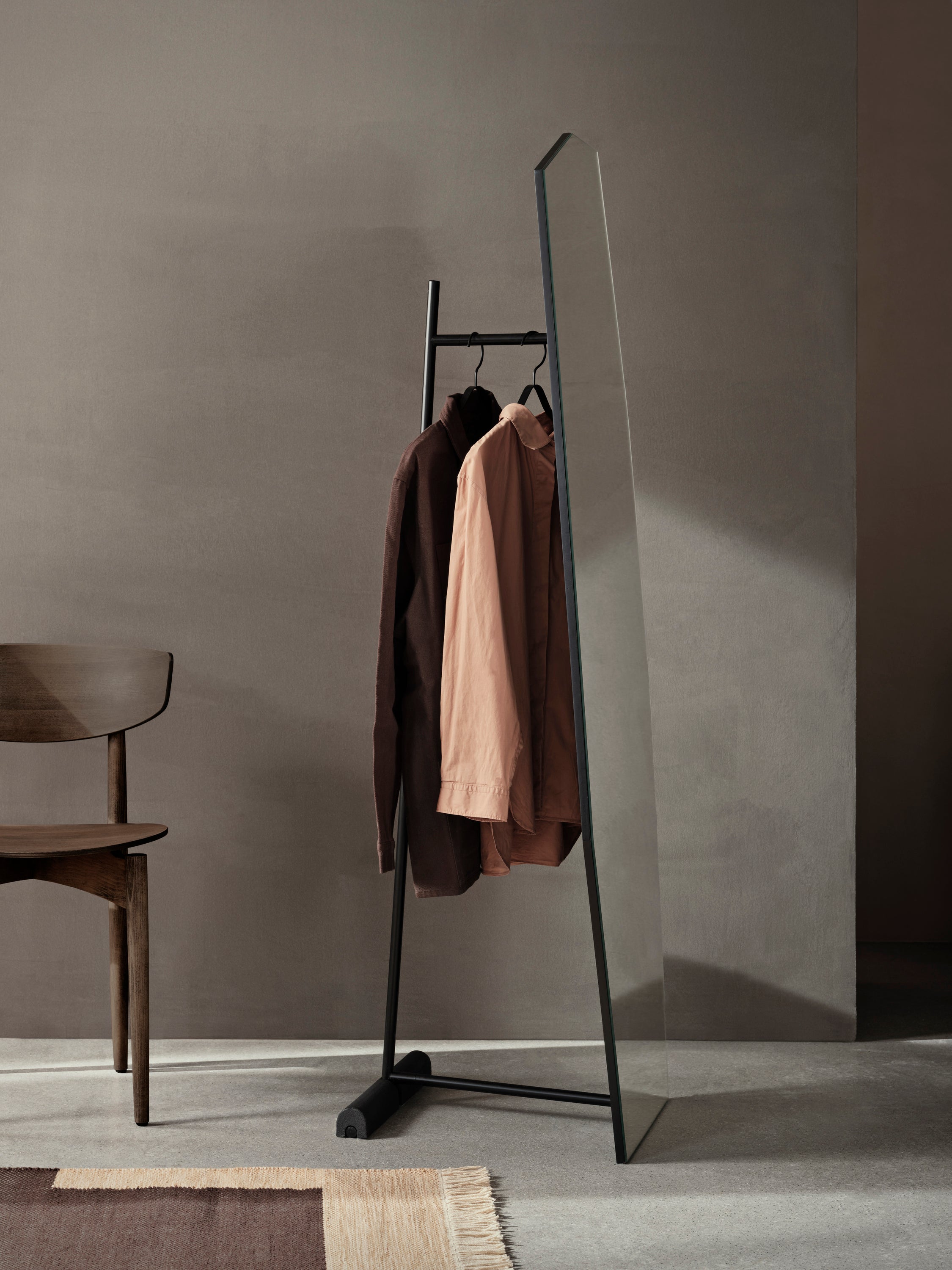 Stojací lustr SHARD S VOLNOU RÁMKOU černý