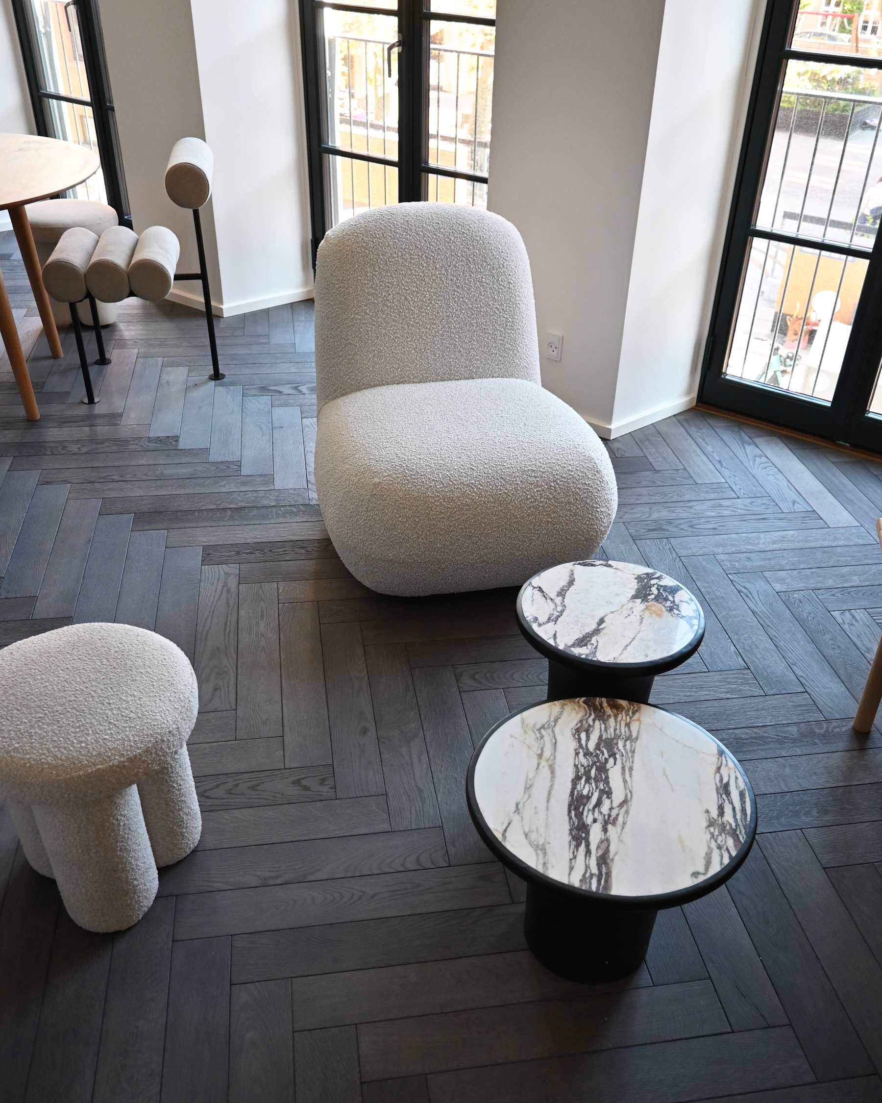 Konferenční stolek TRUMPET beton s mramorem