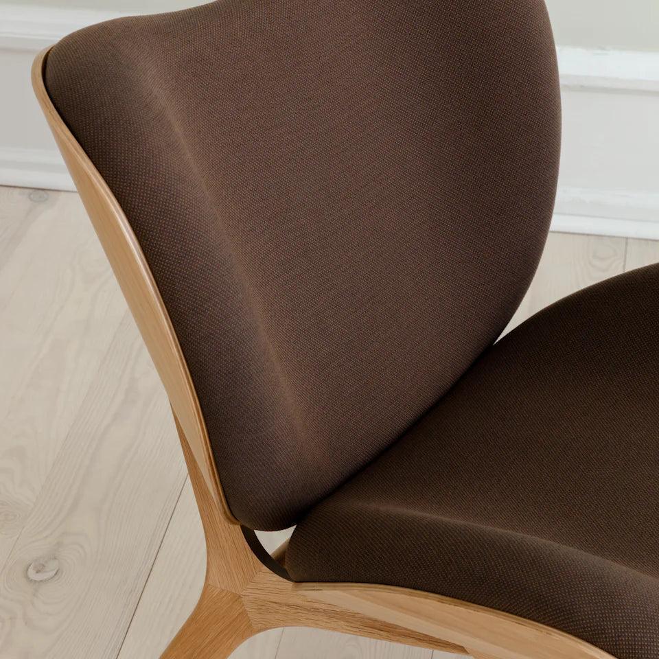 Fotel CONVERSATION PIECE kawowy z dębową podstawą UMAGE    Eye on Design