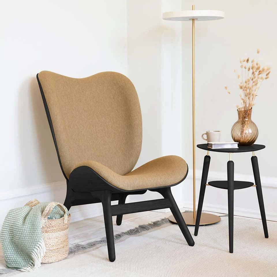 Fotel CONVERSATION PIECE TALL karmelowy z czarną podstawą UMAGE    Eye on Design