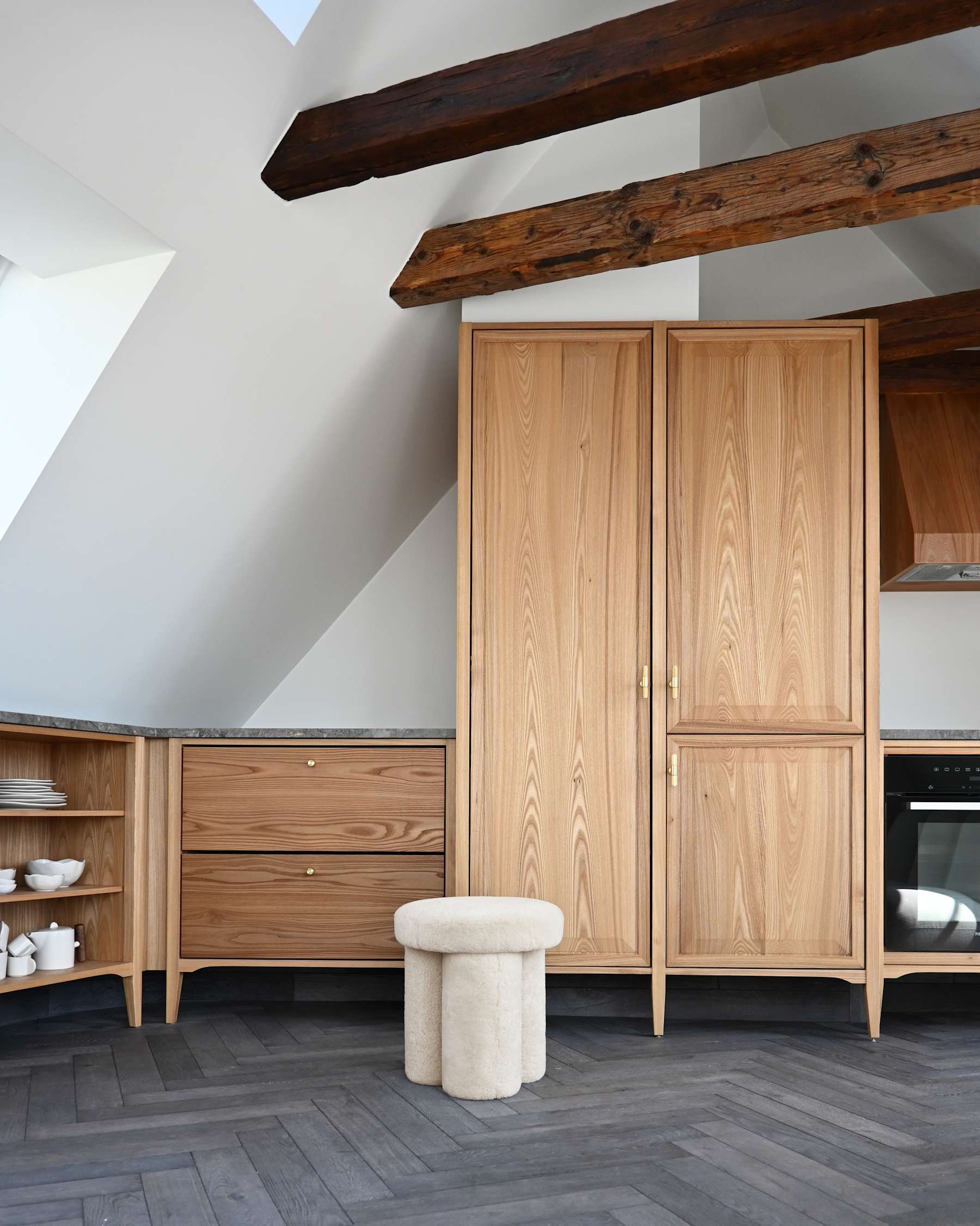 Stołek w tkaninie Sheepskin BIG FOOT piaskowy – 101 Copenhagen