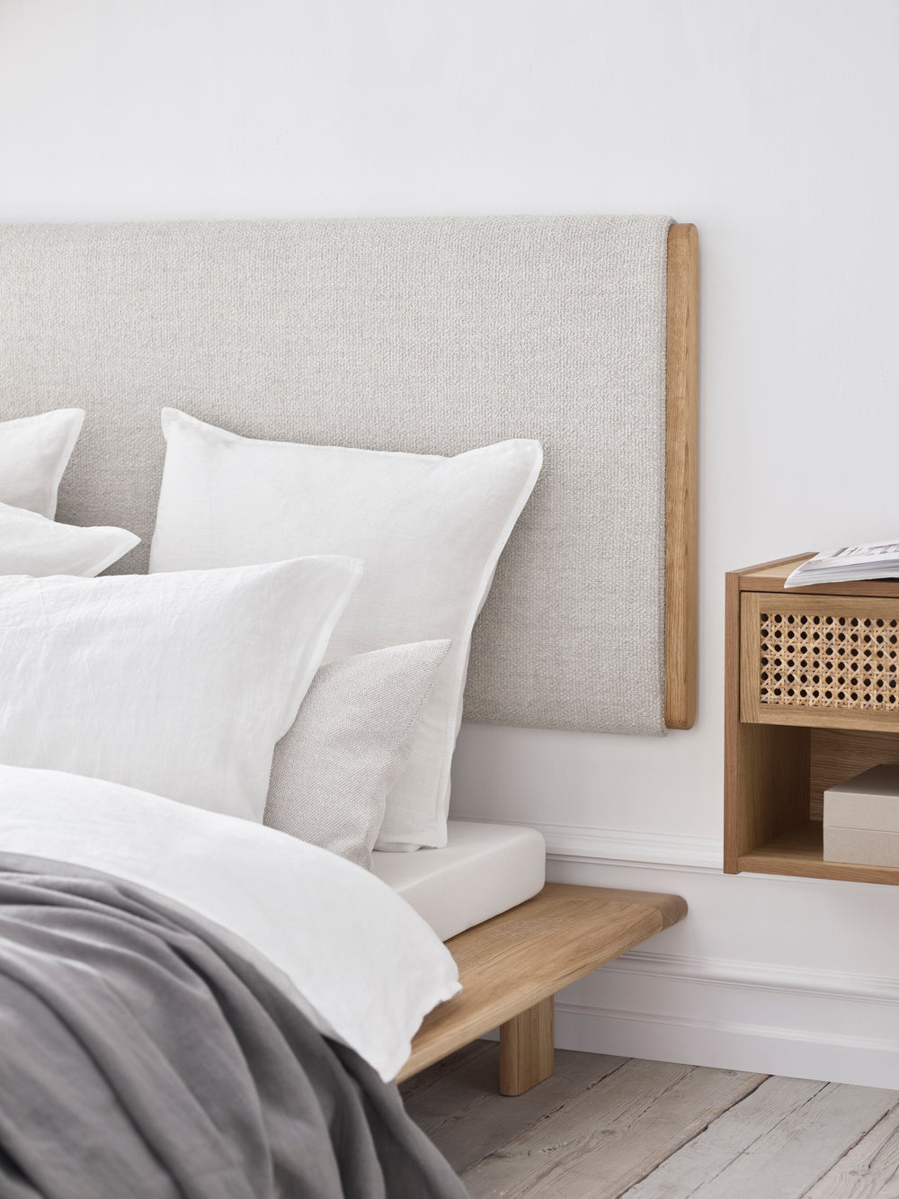 Haven Upholstered headrest oak wood