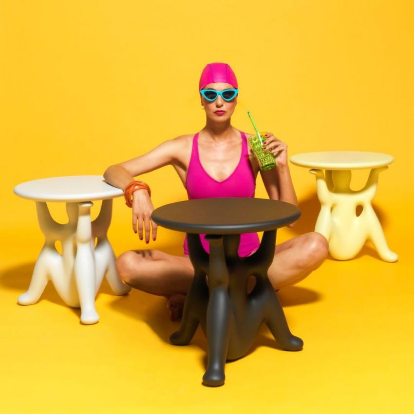 HELPYOURSELF black round table