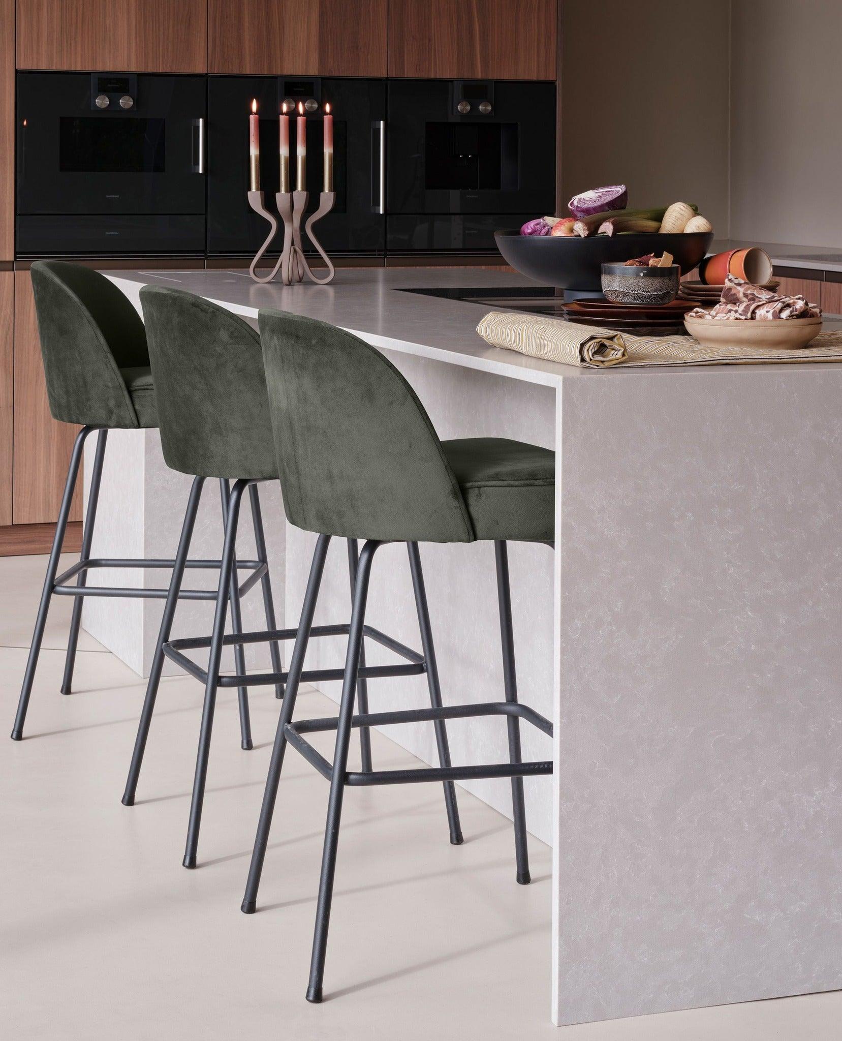 Hoker VOGUE 3D brązowy szenil z czarną podstawą