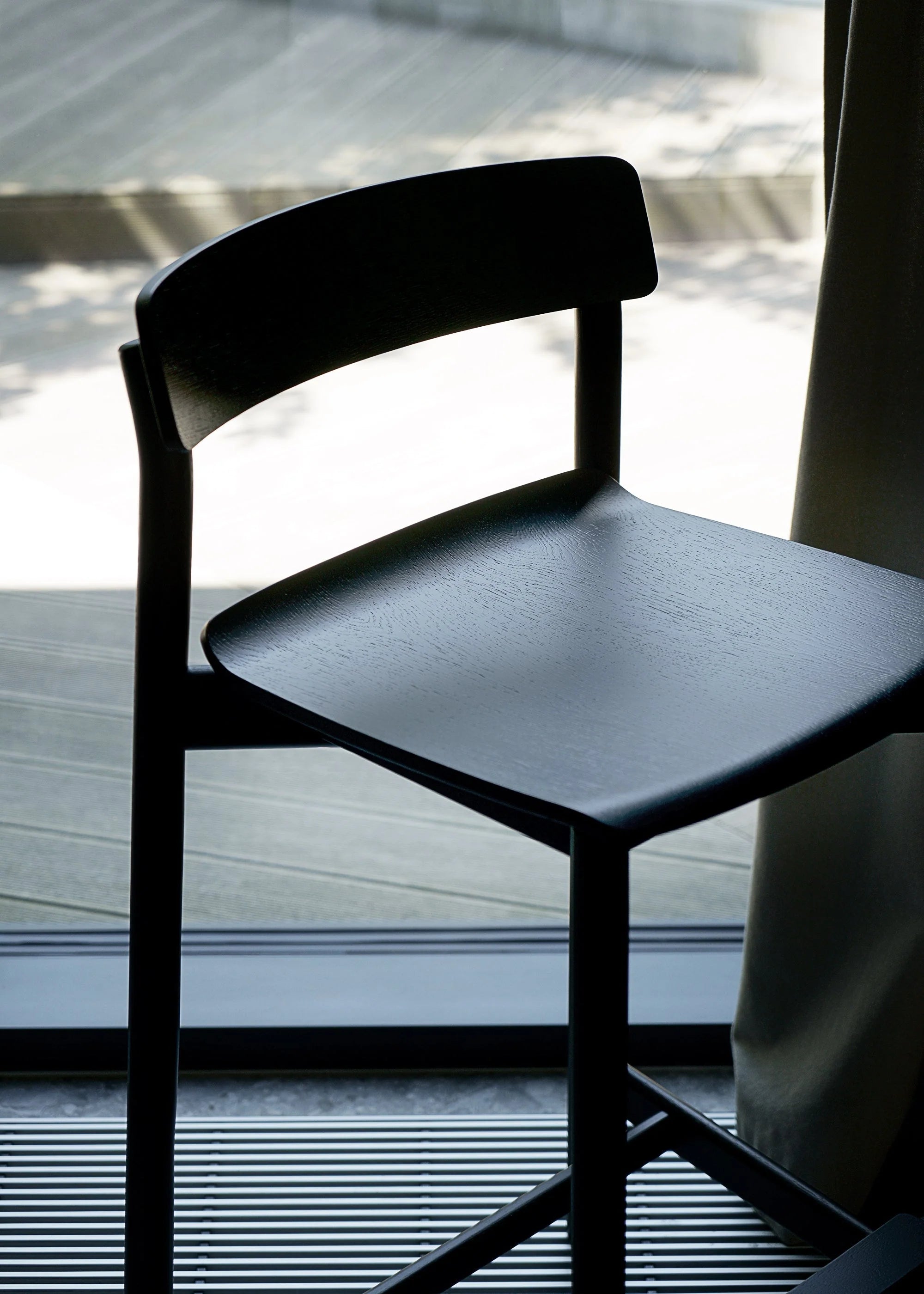 Hoker ARCHE černé dubové dřevo