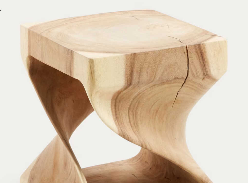 Boční stolek s vyřezávaným vnitřkem HAKON z masivního dřeva mungur