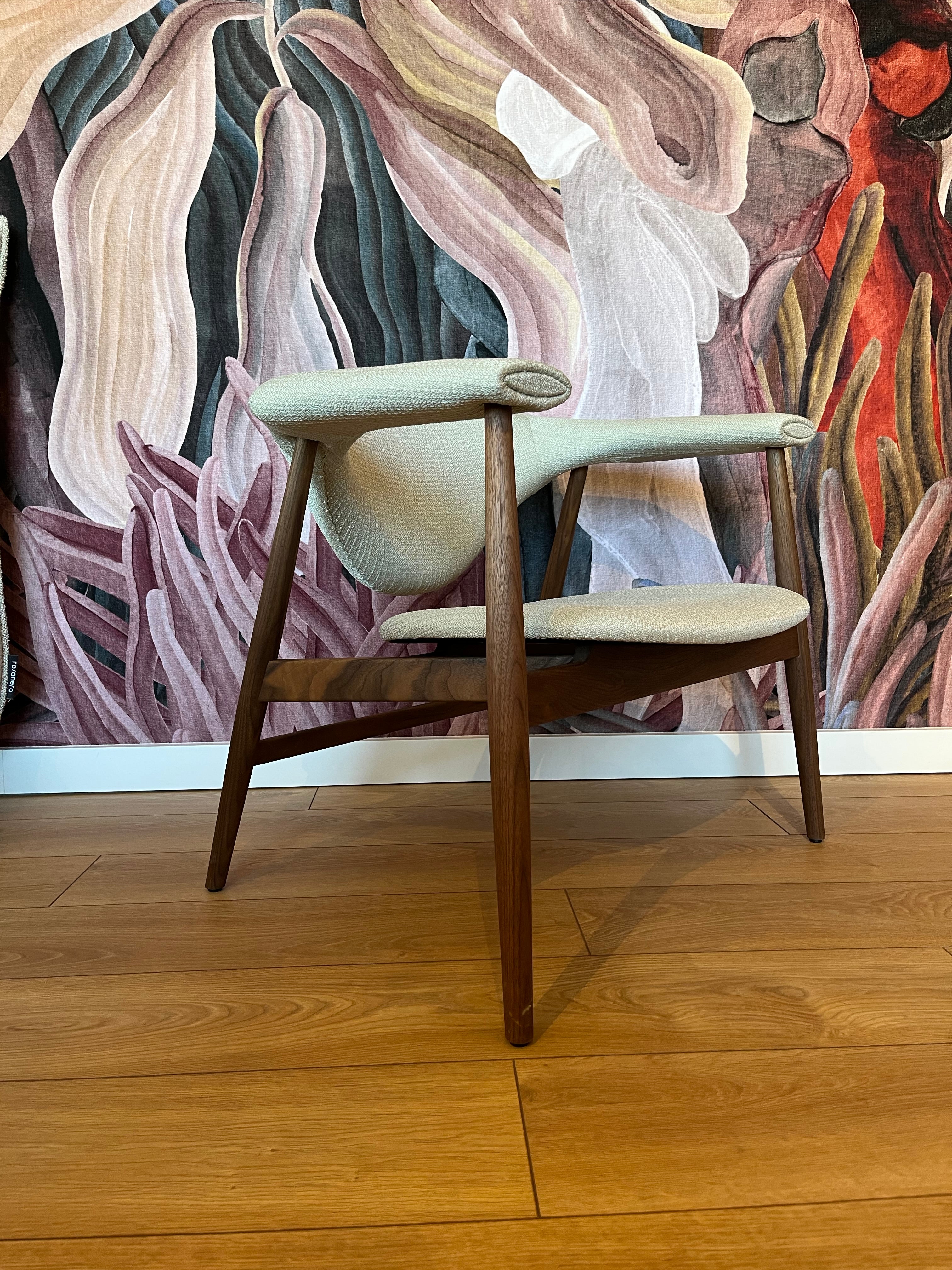 Křeslo MASCULO béžové s ořechovým podstavcem