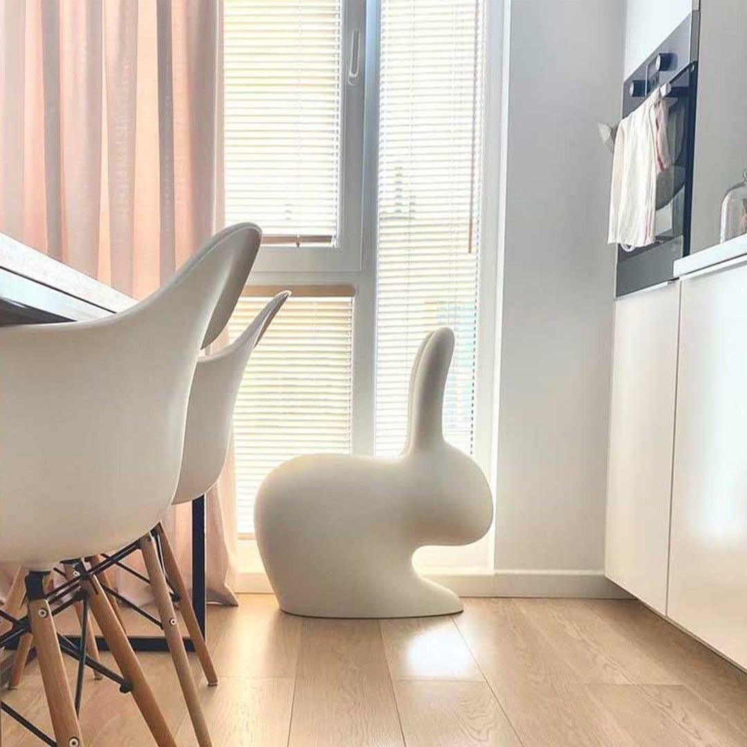 Krzesło RABBIT czerwony Qeeboo    Eye on Design